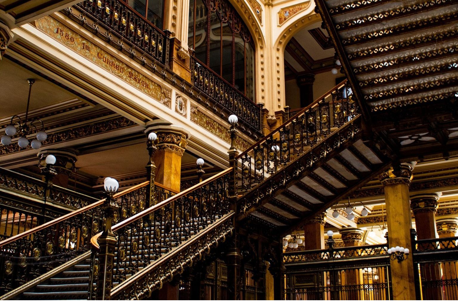 Saddle Stitch vs. Machine Stitch: What Sets Hermès Craft Apart