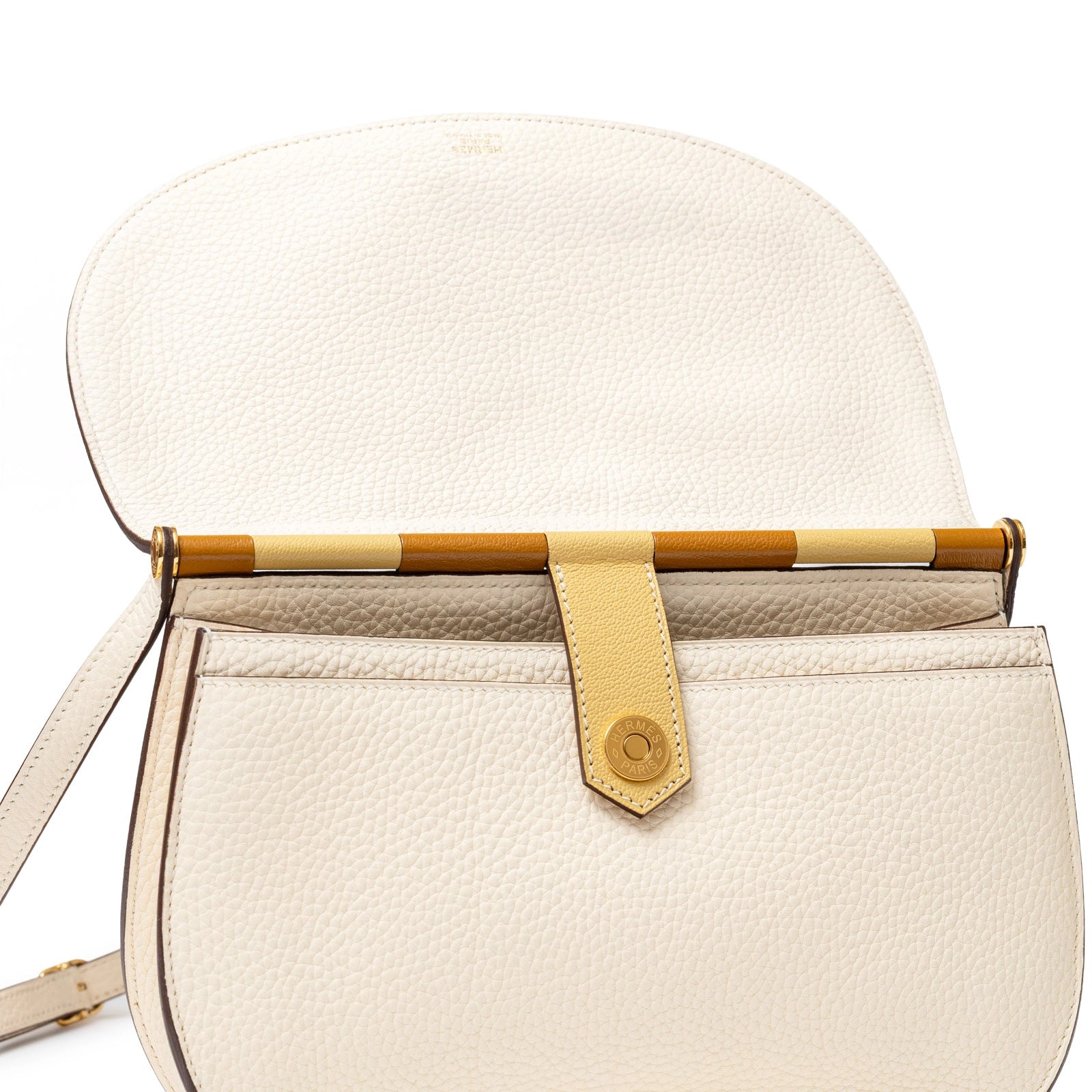 Hermès Sac Saut 25 Bag Clemence/Chevre Mysore Nata/Caramel/Etoupe Gold Hardware - Close Up