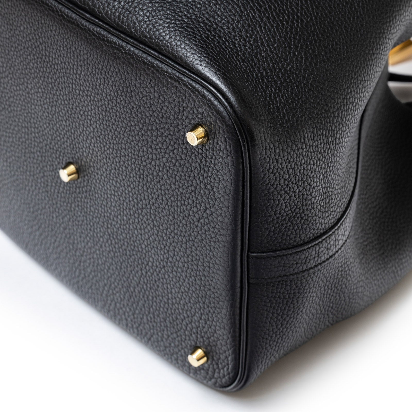 Hermès Picotin 26 Black Clemence Gold Hardware - Front Corner Right