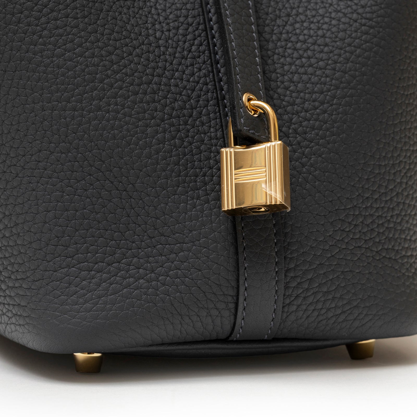 Close-up of Hermès Picotin 18 Gris Misty Clemence Permabrass Hardware showing textured leather and gold padlock detail