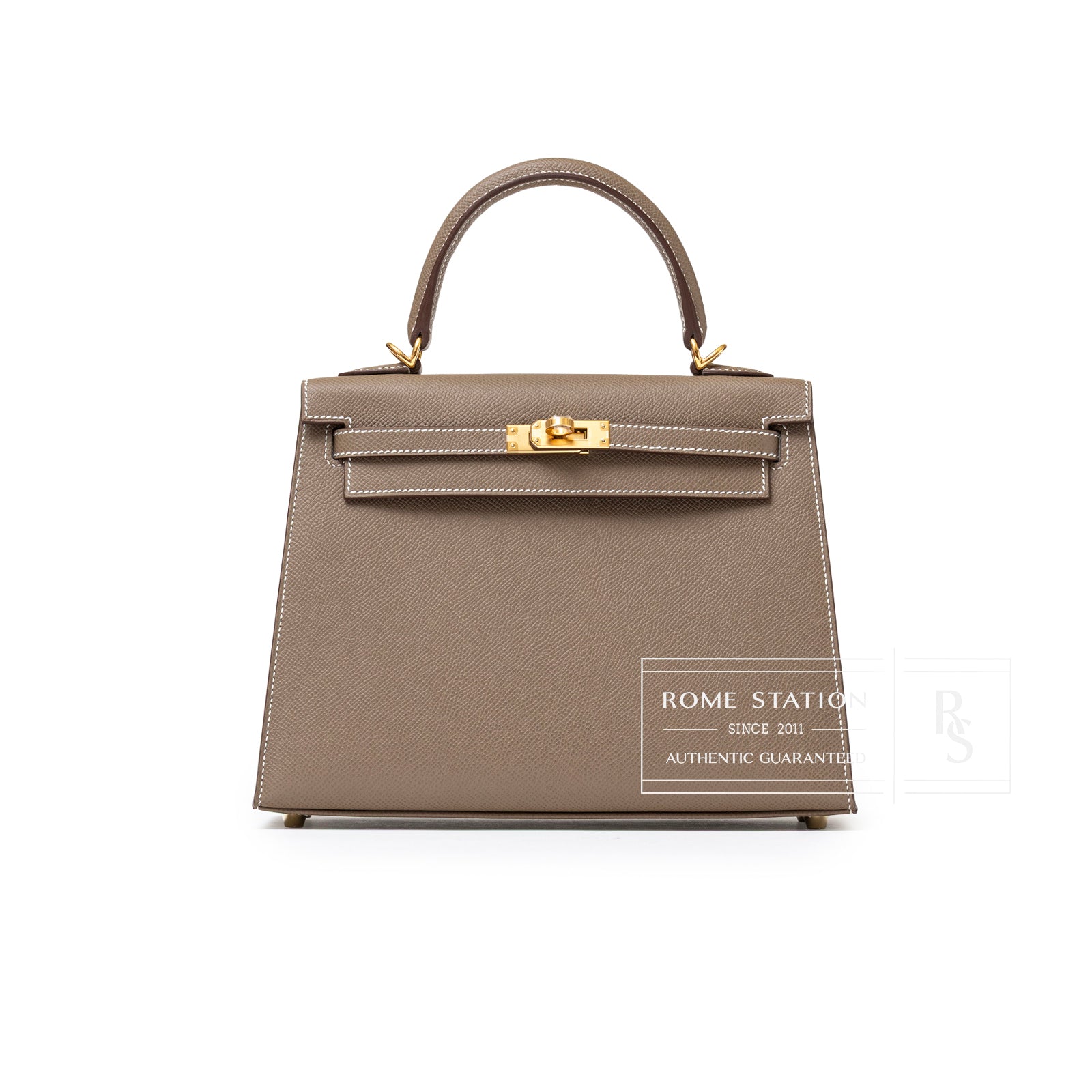 Front view of Hermès Kelly 25 Sellier Etoupe Epsom Gold Hardware with structured top handle and clasp detail