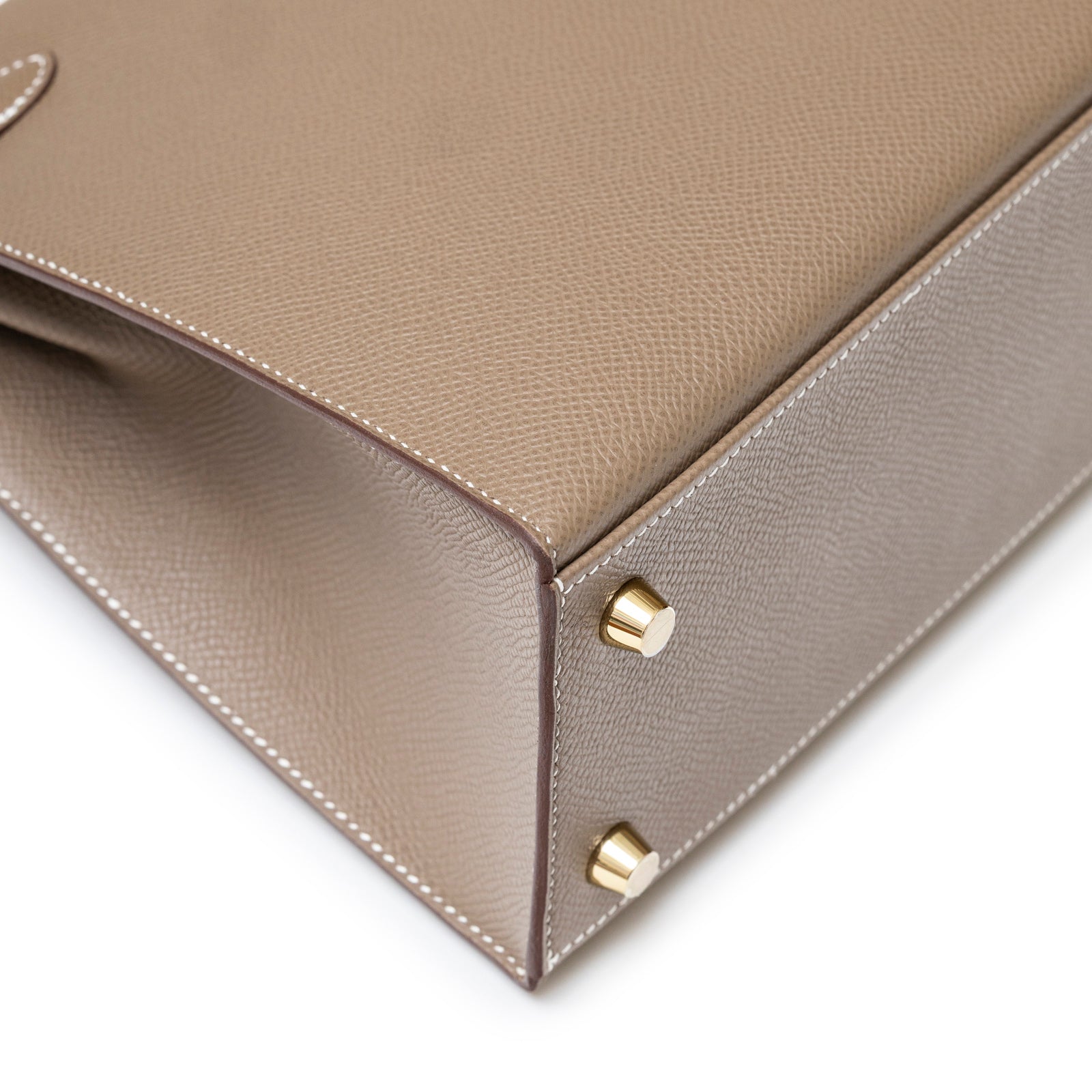 Close-up of bottom corner showing gold hardware and etoupe epsom leather on Hermès Kelly 25 Sellier Etoupe Epsom Gold Hardware