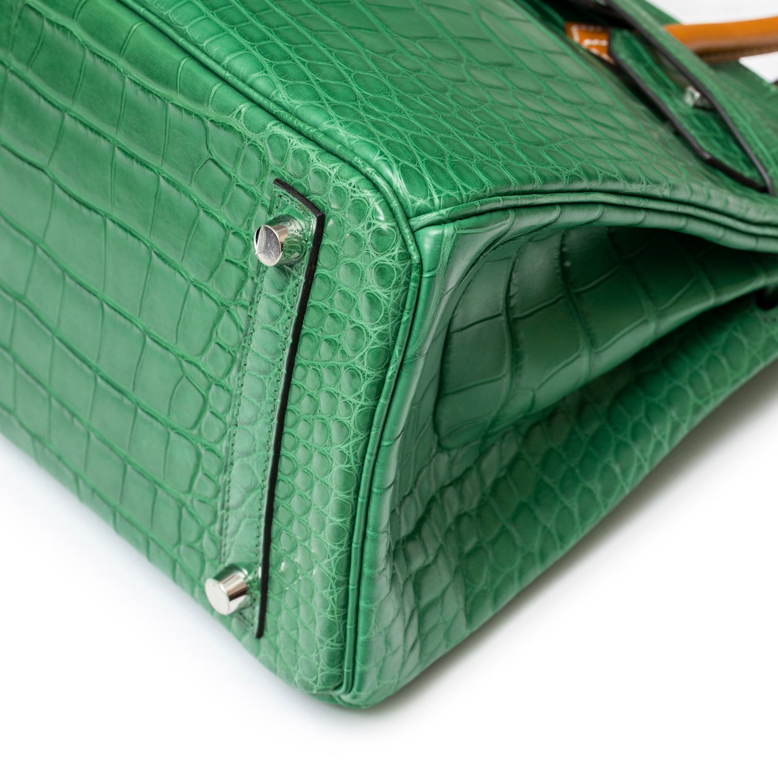 Close-up of the bottom corner showing matte alligator texture and palladium hardware on Hermès Birkin 30 Touch Cactus/Naturel-Sable Matte Alligator Palladium Hardware