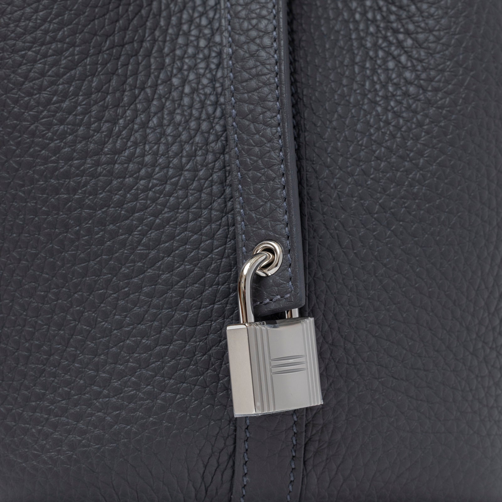 Close-up of palladium lock detail on textured leather of Hermès Picotin 18 Ardosie Clemence Palladium Hardware bag