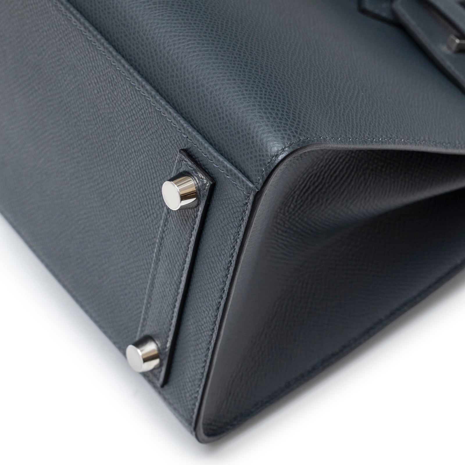 Close-up angled shot of base and palladium feet on Hermès Birkin Sellier 25 Gris Misty Epsom Palladium Hardware