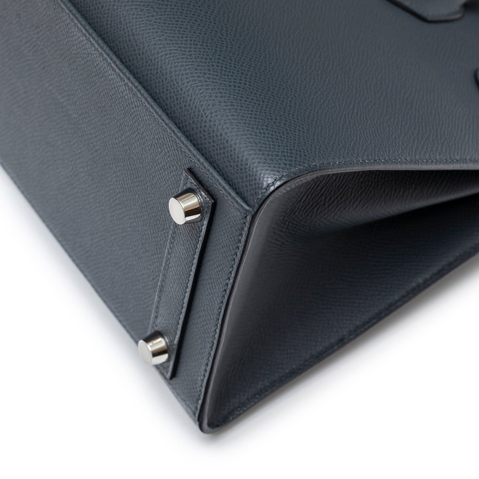 Close-up of bottom corner showing feet and textured leather of Hermès Birkin Sellier 25 Gris Misty Epsom Palladium Hardware