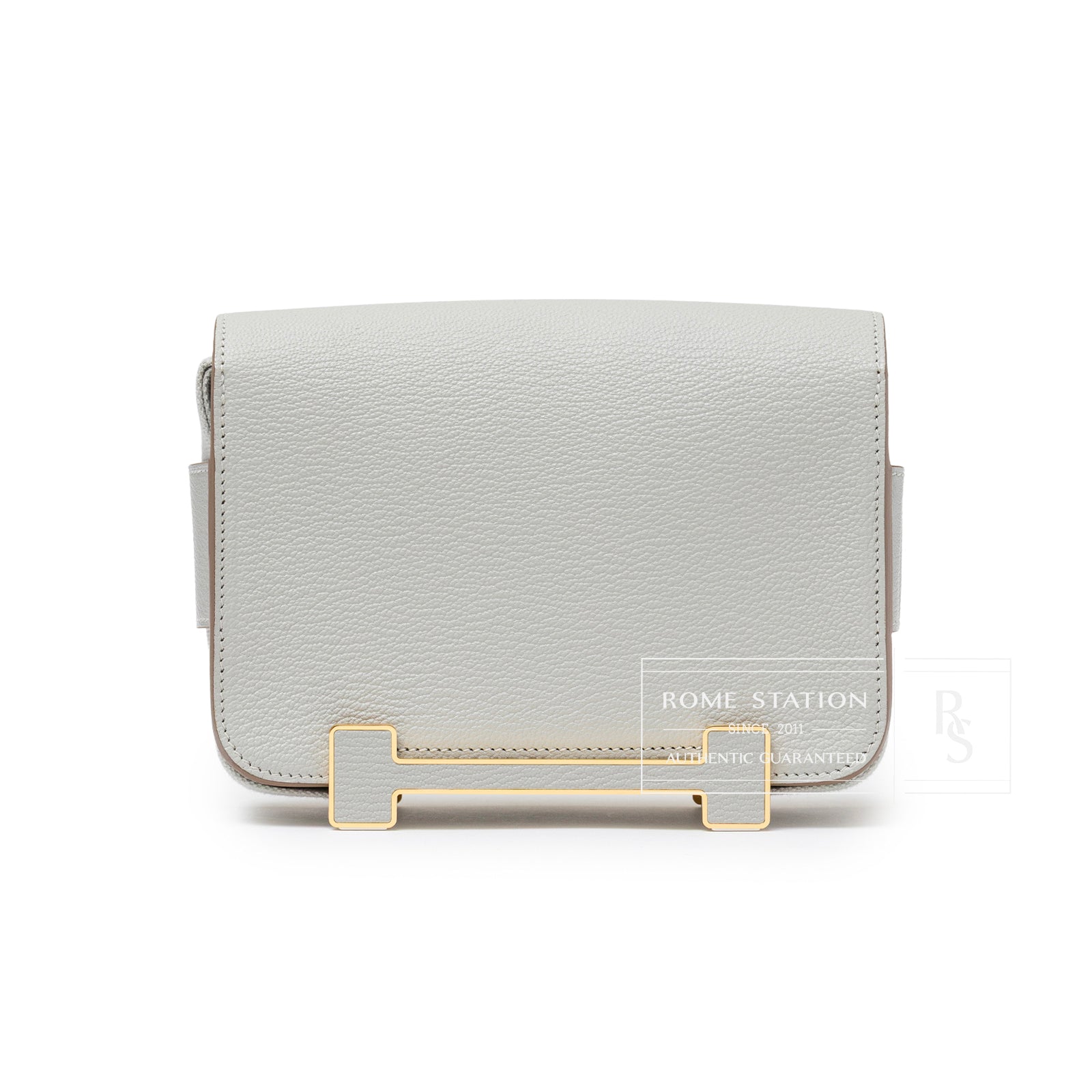 Front view of Hermès Geta Gris Perle Chevre Mysore Gold Hardware showcasing textured leather and gold clasp detail