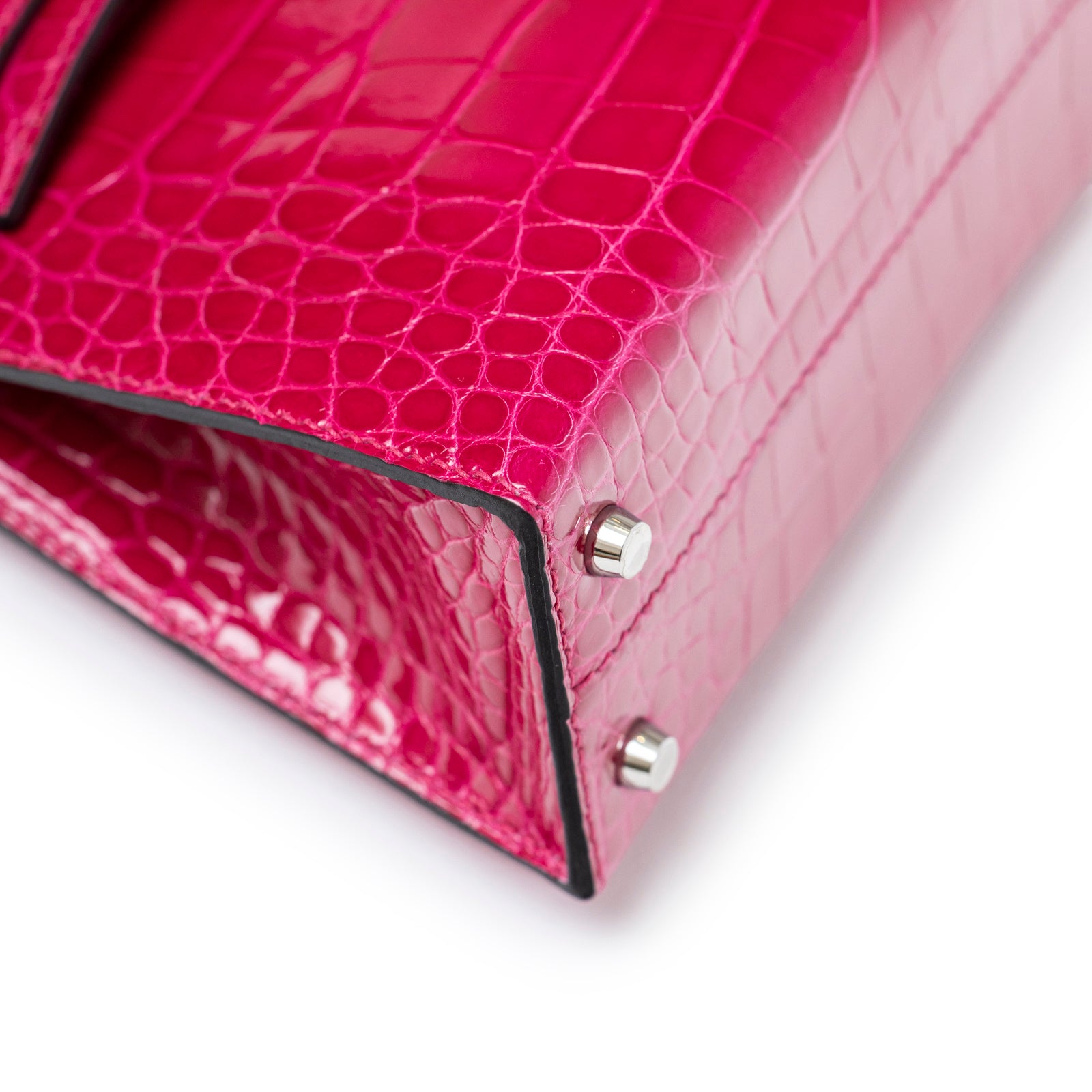 Close-up of corner and palladium hardware feet on Hermès Mini Kelly II Sellier 20 Rose Mexico Shiny Alligator Palladium Hardware