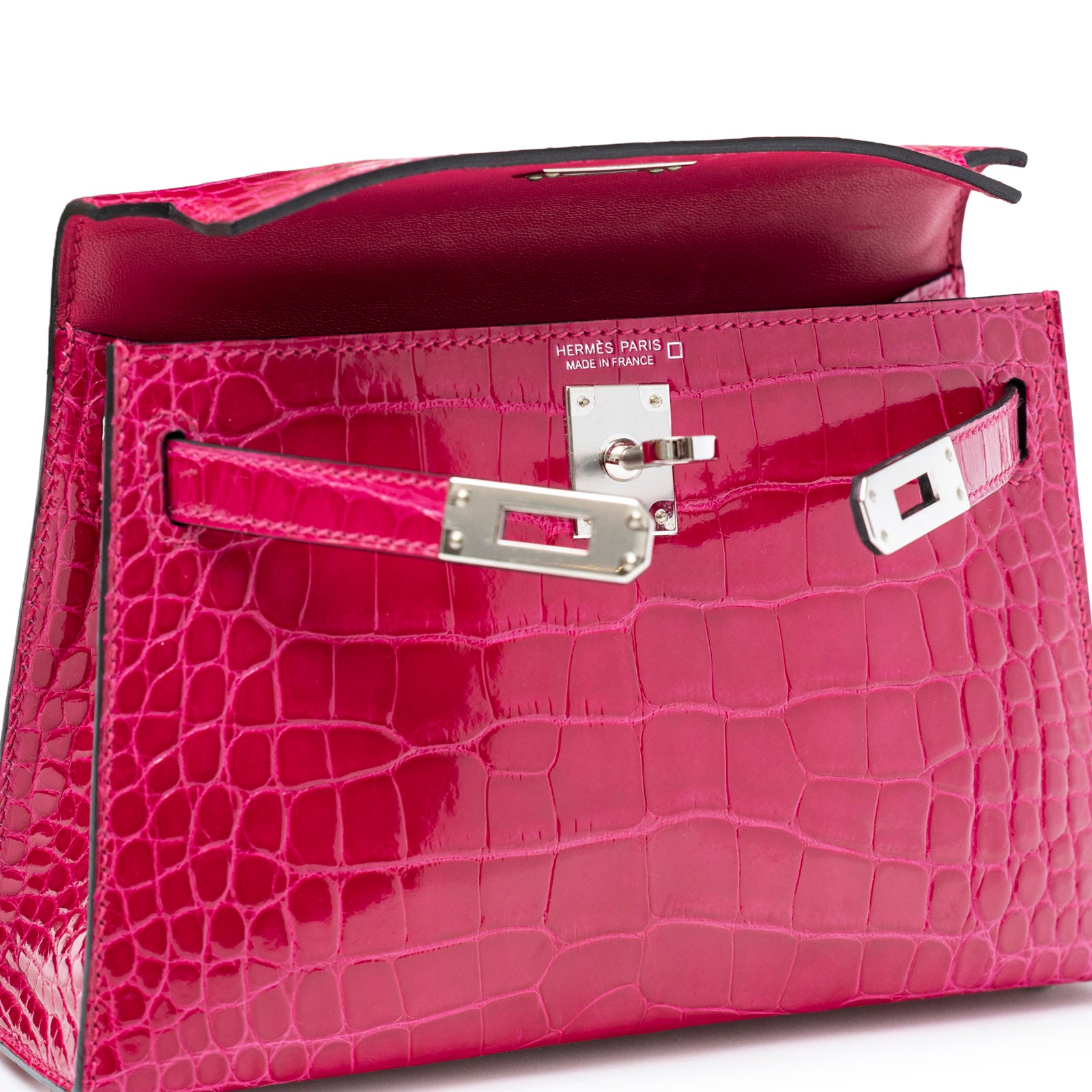 Close-up of shiny alligator leather and palladium hardware on Hermès Mini Kelly II Sellier 20 Rose Mexico bag