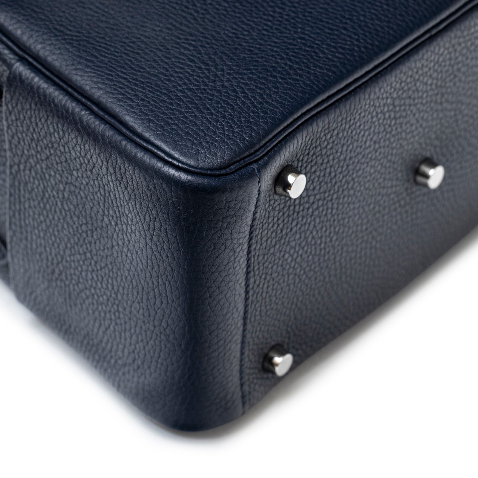 Close-up of bottom corner and palladium hardware feet on Hermès Lindy 26 Blue Nuit Clemence Palladium Hardware bag