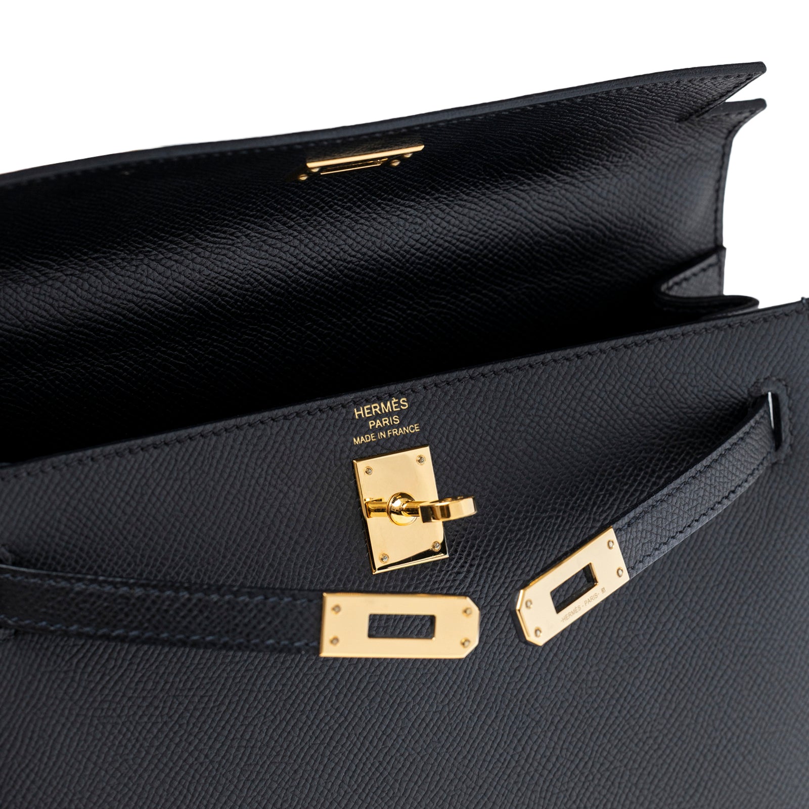 Close-up of interior and gold hardware lock on Hermès Kelly Sellier 25 Black Epsom Gold Hardware handbag