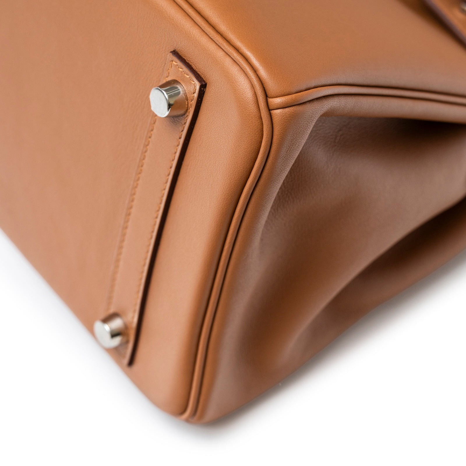 Close-up of bottom corner and palladium feet on Hermès Birkin 30 Tressage Gold/Blue Du Nord/Blue Indigo Swift/Epsom Palladium Hardware bag