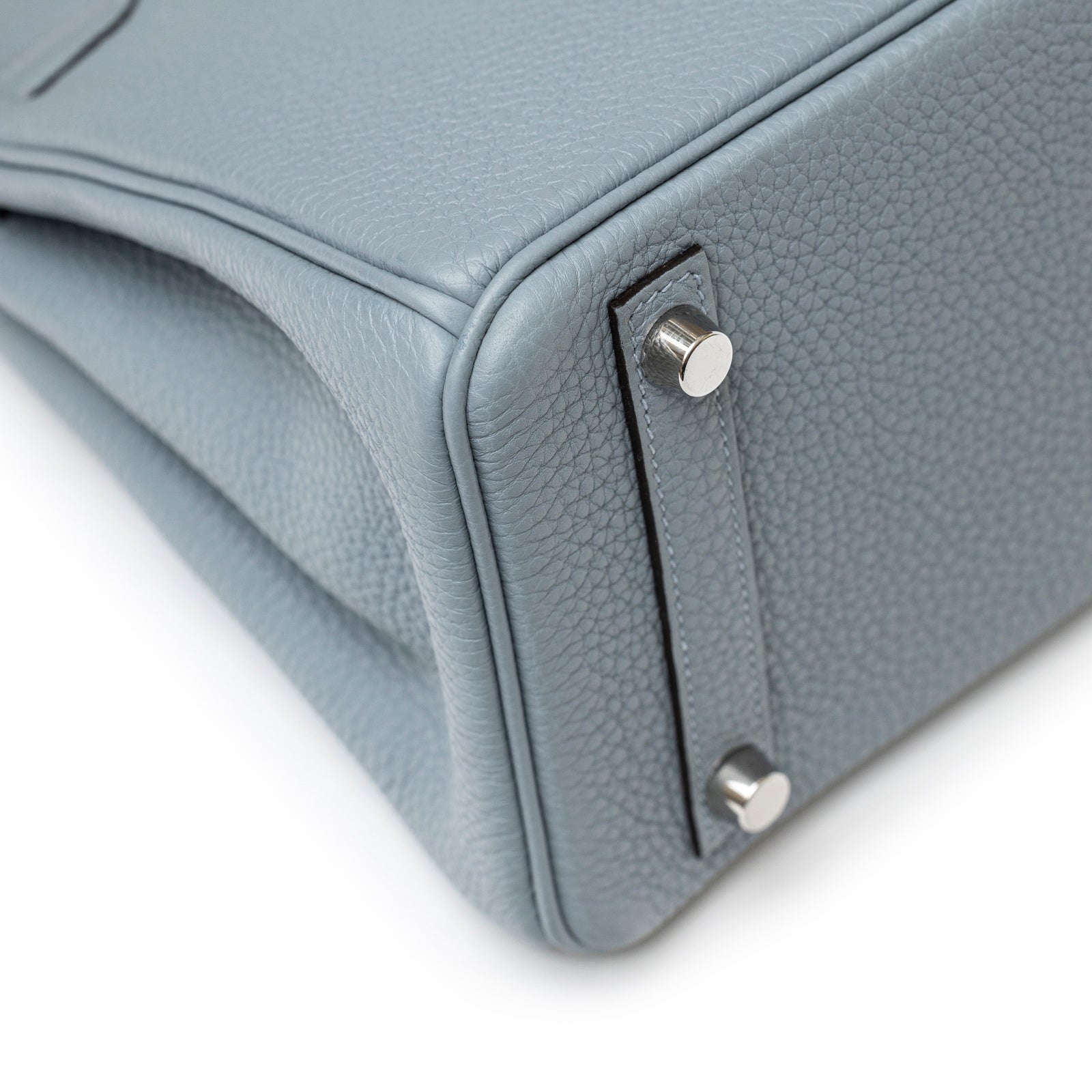 Close-up of corner and palladium hardware on Hermès Birkin 25 Blue Lin Verso Beige De Weimar Togo Palladium Hardware