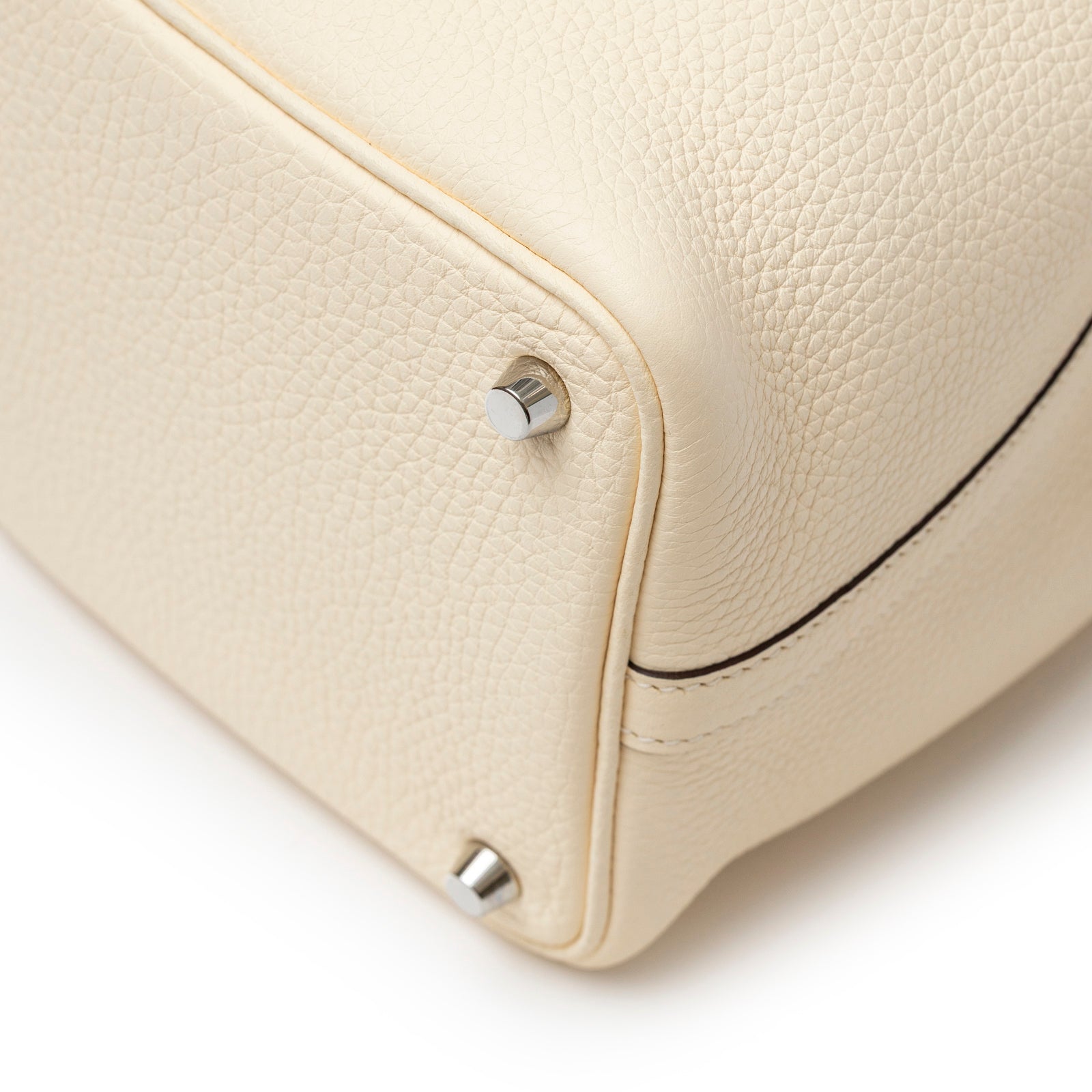 Close-up of bottom corner showing textured leather and palladium hardware on Hermès Picotin 18 Nata Clemence Palladium Hardware
