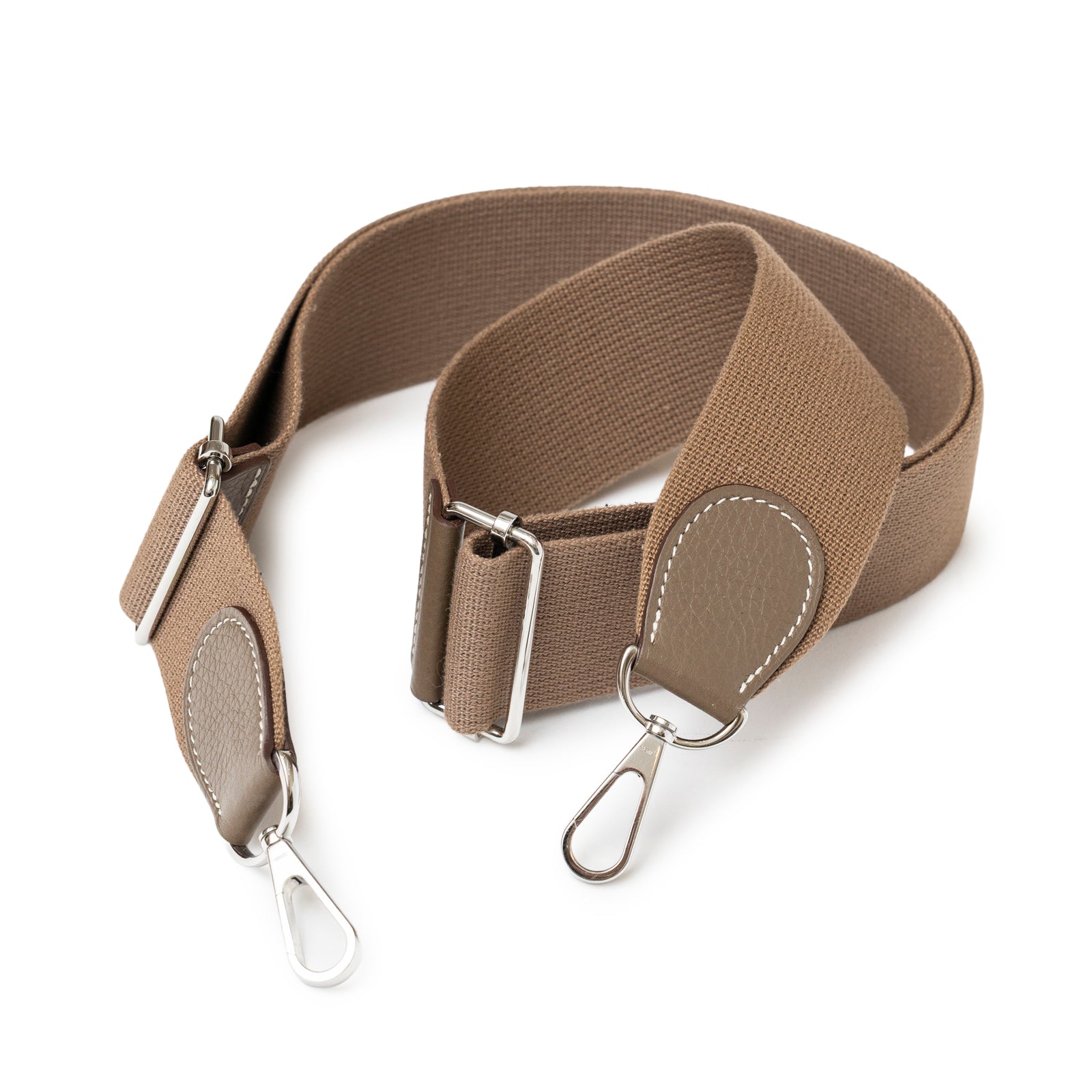 Close-up of Hermès Evelyne PM 29 Etoupe Clemence Palladium Hardware fabric adjustable strap with leather ends and metal clasps