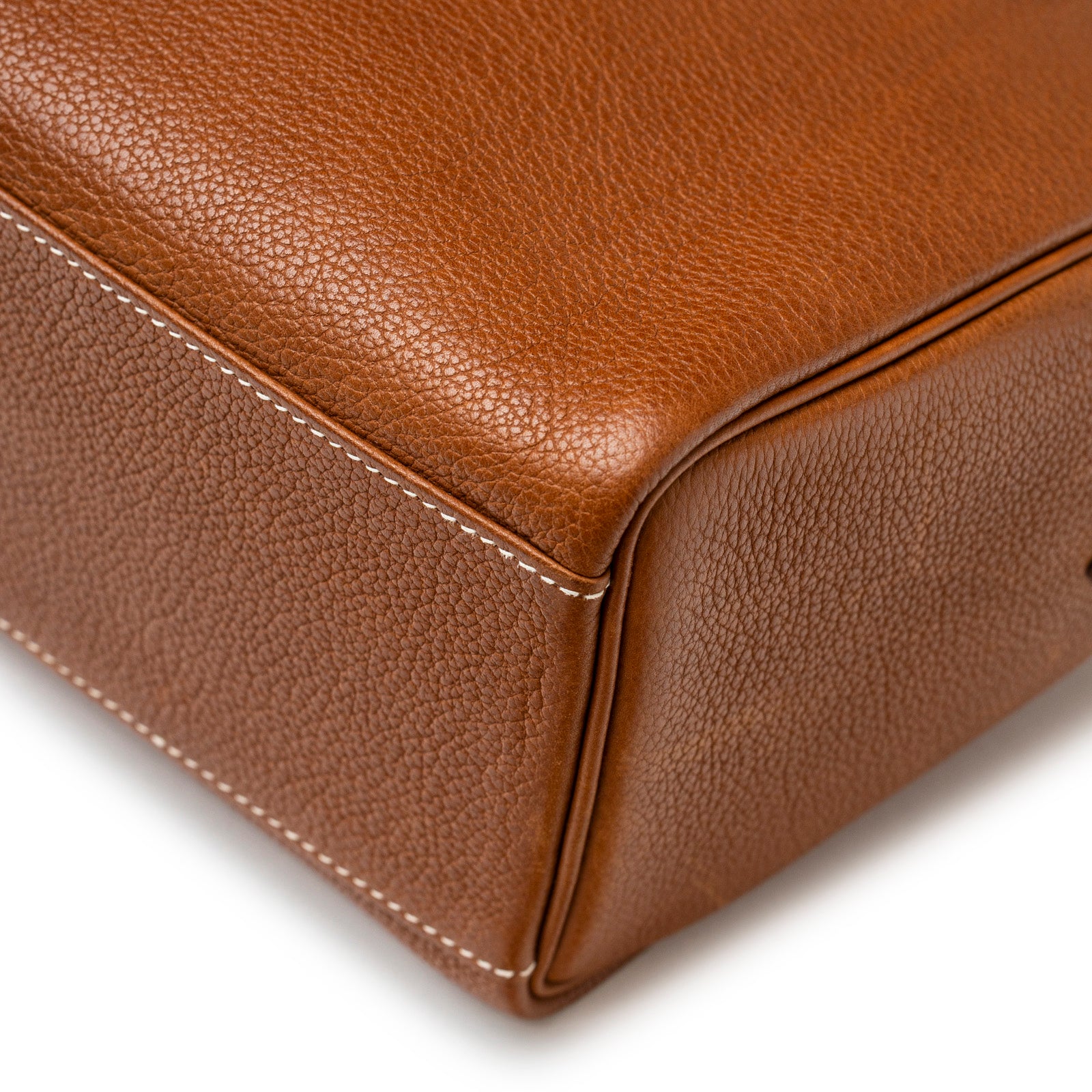 Close-up of corner stitching and textured leather on Hermès Kelly Messenger GM Fauve Barenia Faubourg Palladium Hardware