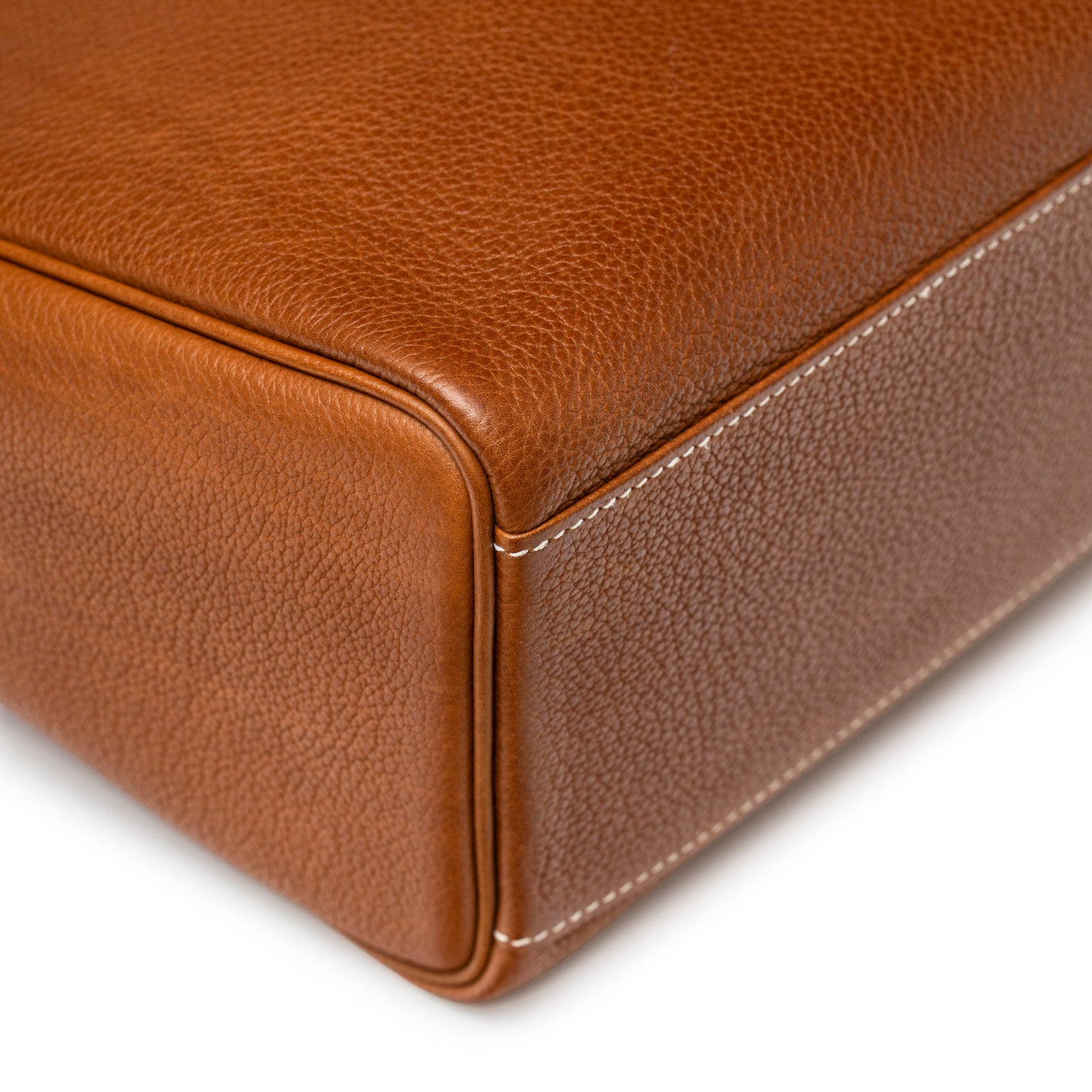 Close-up corner view of Hermès Kelly Messenger GM Fauve Barenia Faubourg Palladium Hardware showing leather texture and stitching detail