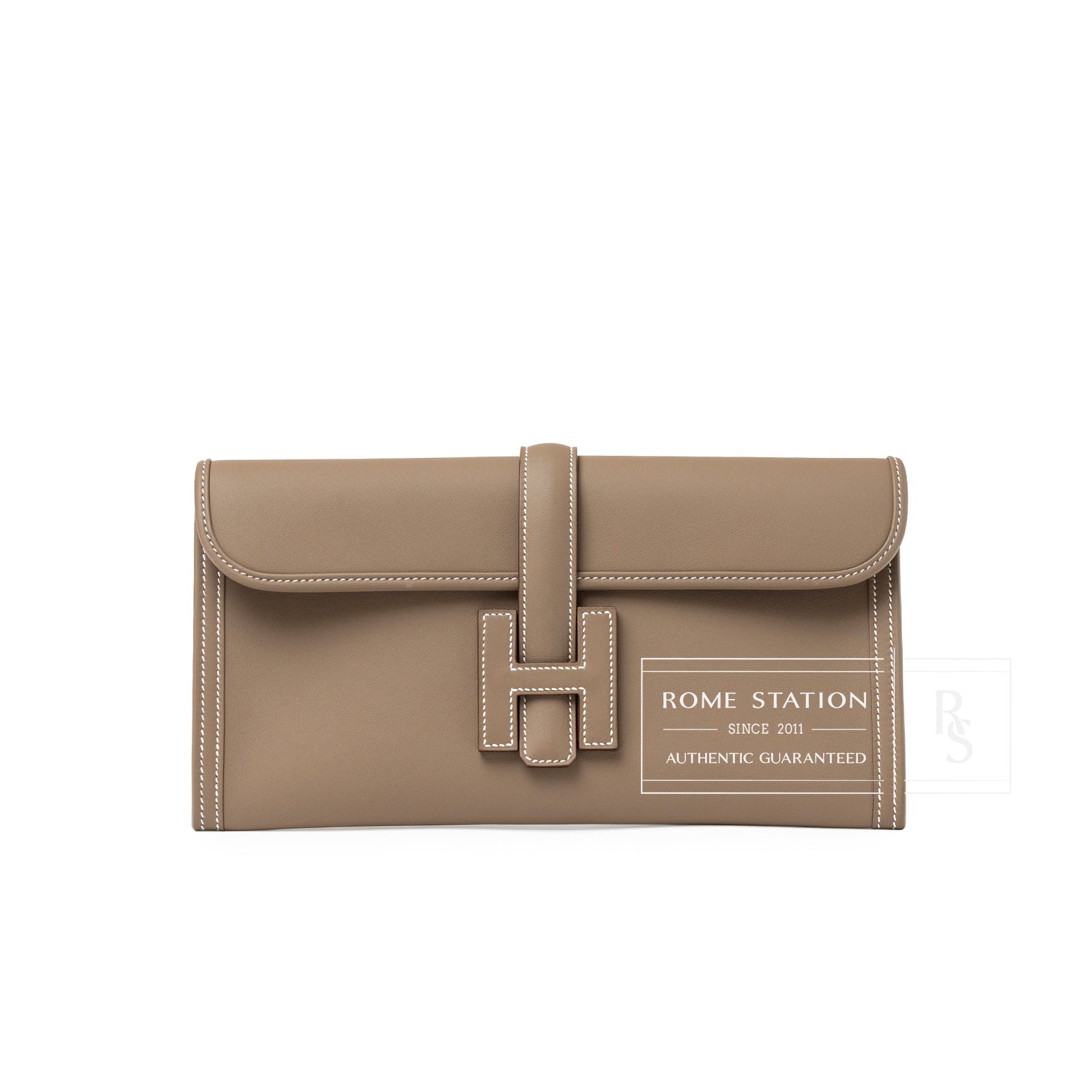 Front view of Hermès Jige Elan 29 Clutch Etoupe Swift with H clasp and white contrast stitching