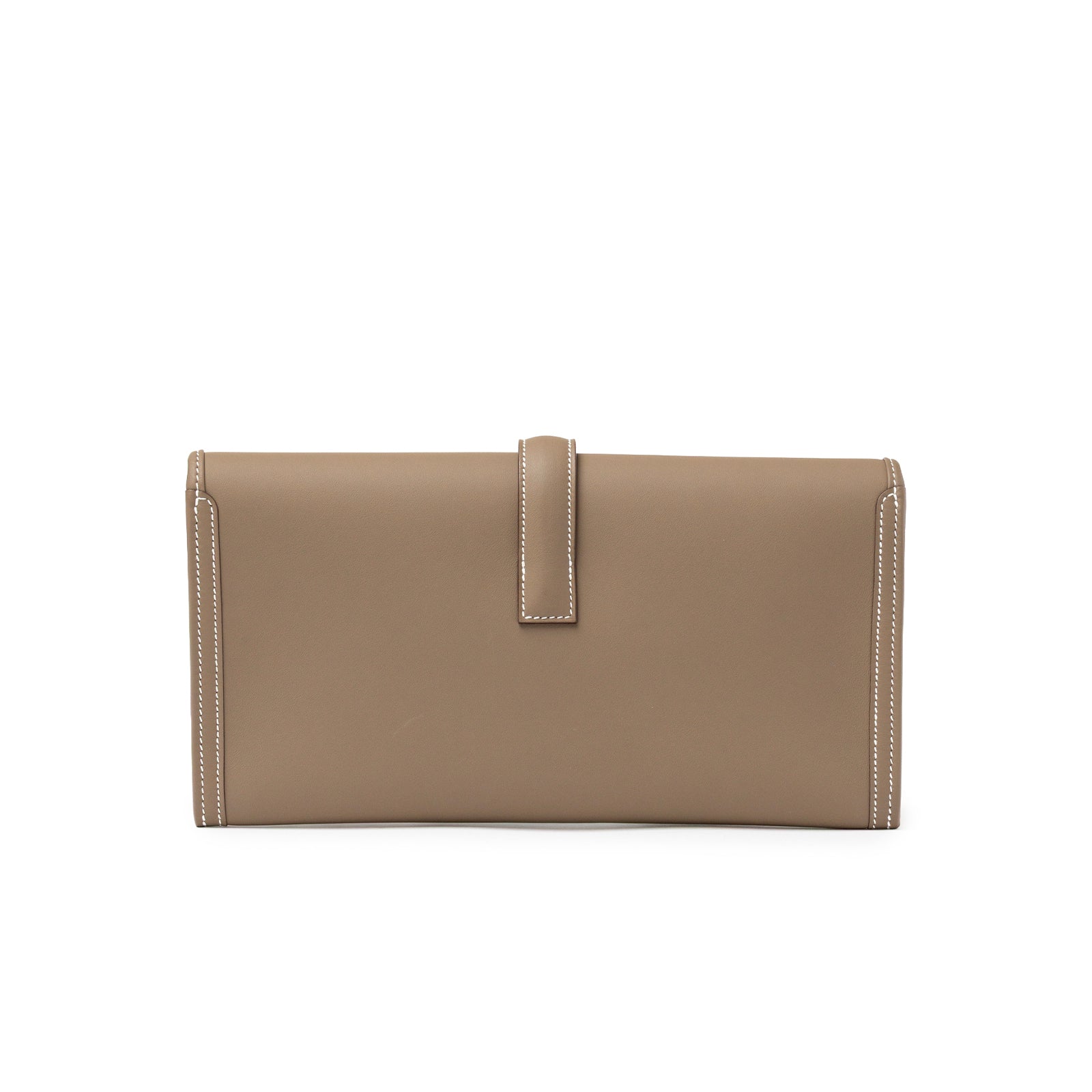 Back view of Hermès Jige Elan 29 Clutch Etoupe Swift showing smooth leather and contrast white stitching