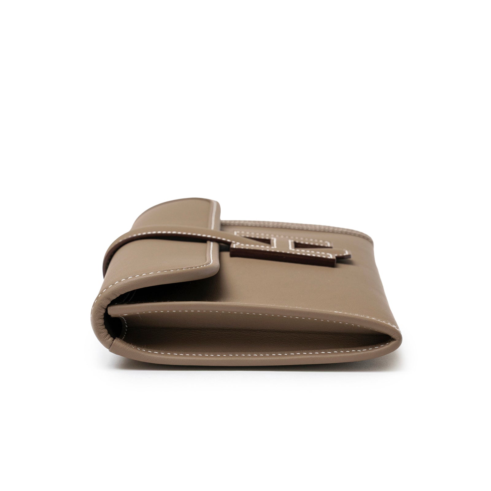 Side view of Hermès Jige Elan 29 Clutch Etoupe Swift showing smooth leather and stitching details