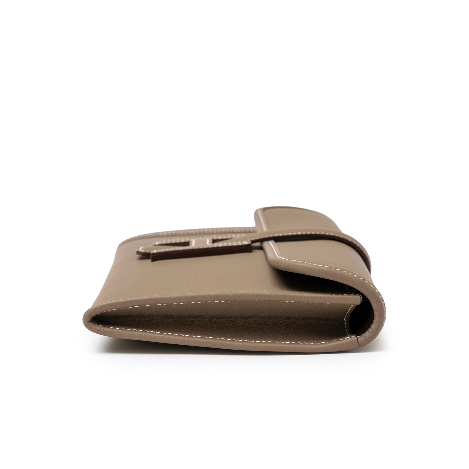 Side view of Hermès Jige Elan 29 Clutch Etoupe Swift showcasing slim profile and contrast stitching