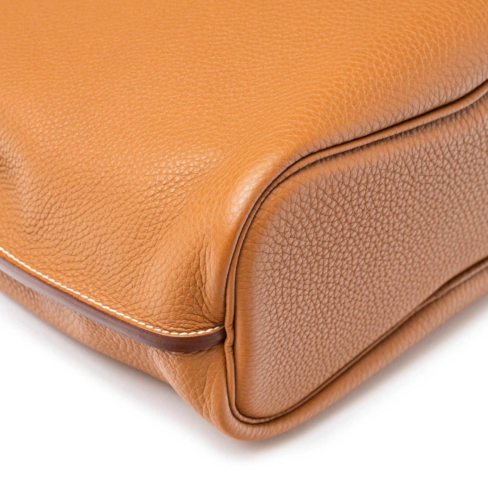 Close-up of corner stitching and texture on Hermès So Kelly 26 Gold Togo Gold Palladium Hardware bag