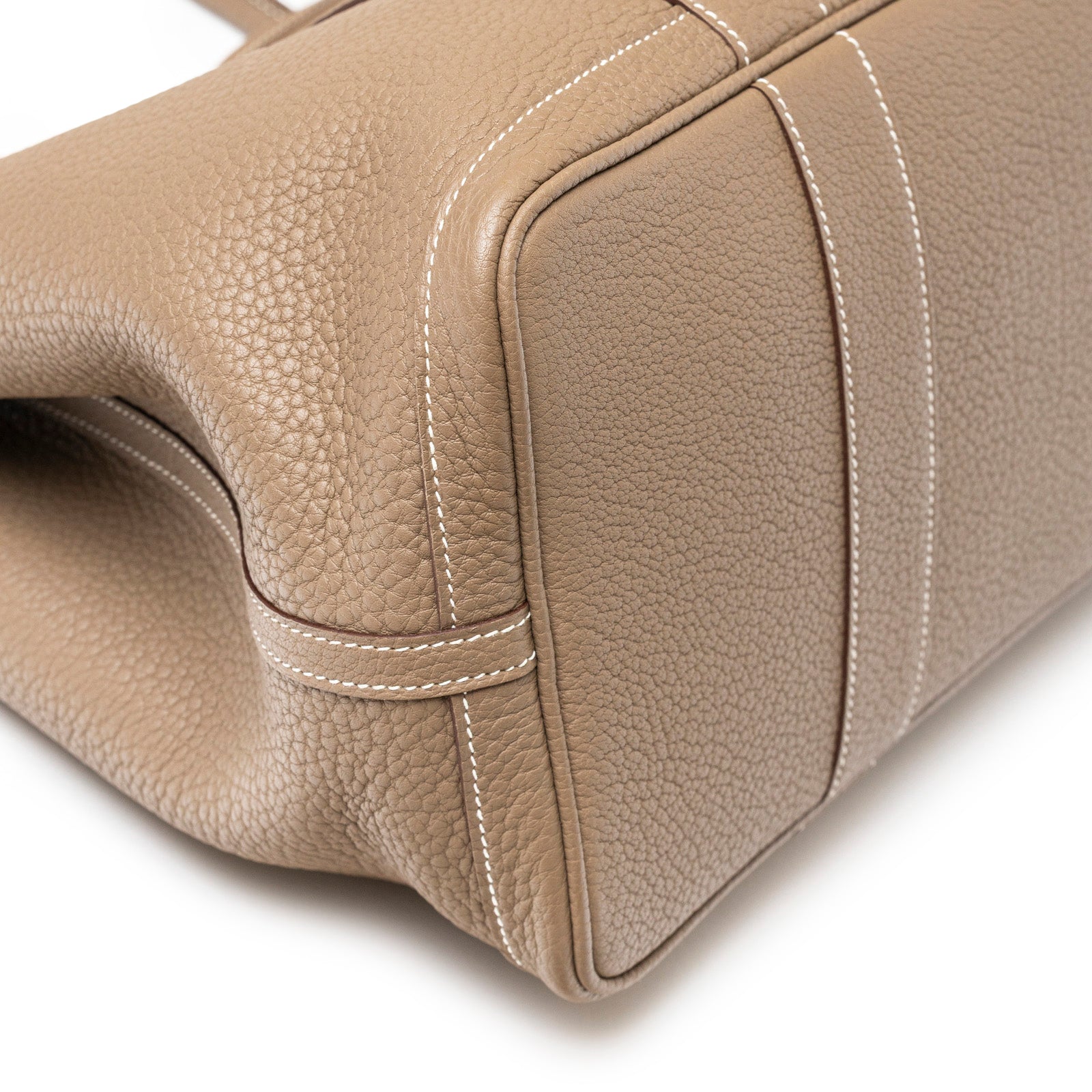 Close-up of the bottom corner showing texture and stitching of Hermès Garden Party 36 Etoupe Negonda Palladium Hardware