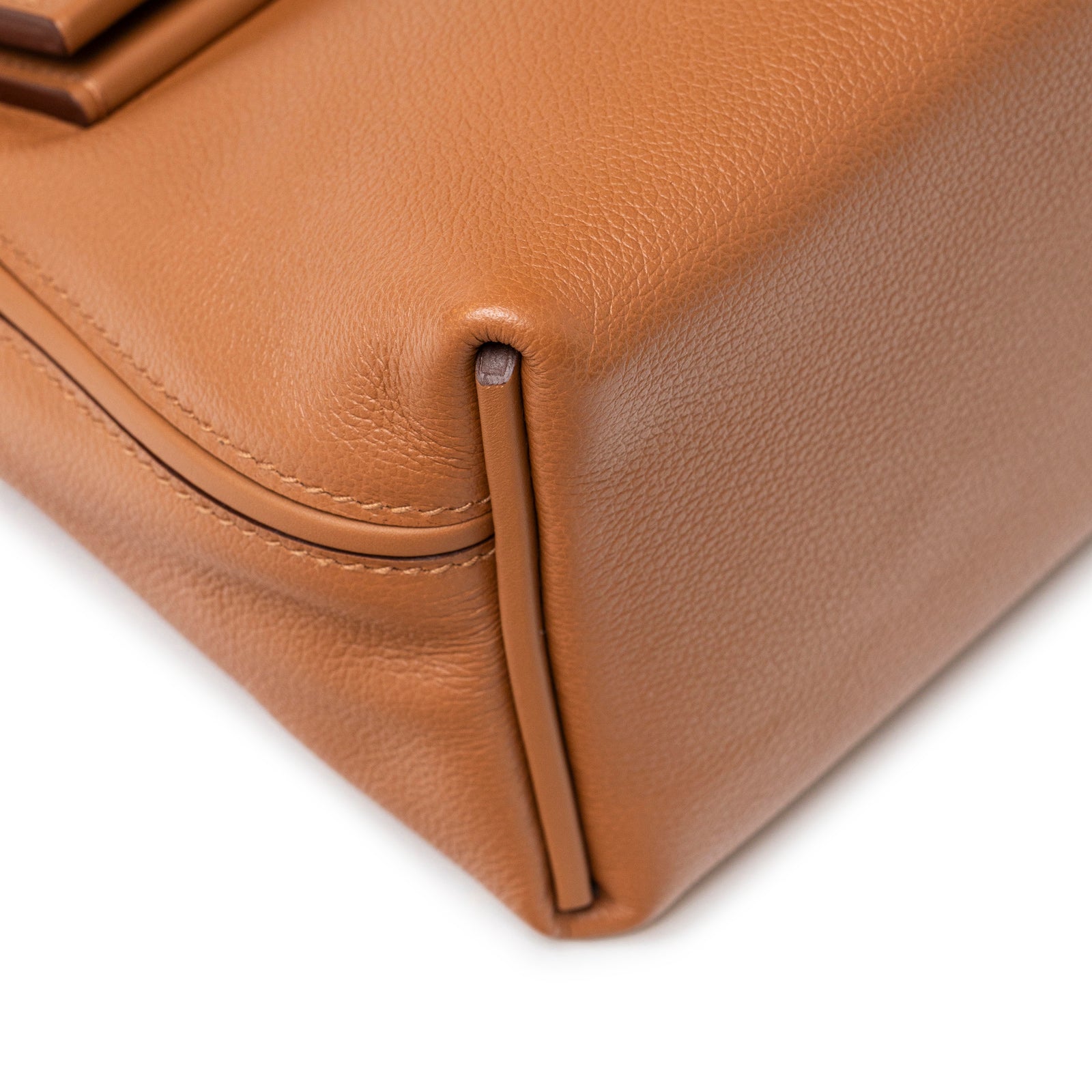 Close-up of corner and stitching detail on Hermès 24/24 21 Gold Evercolor Swift Gold Hardware handbag