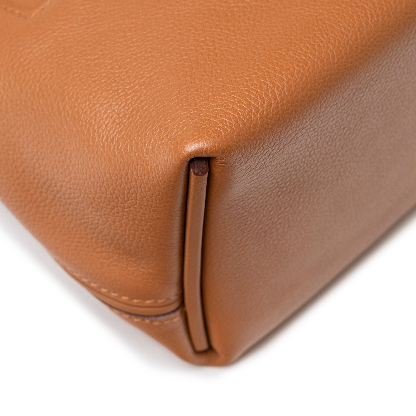 Close-up of corner detail showing texture and stitching on Hermès 24/24 21 Gold Evercolor Swift Gold Hardware bag