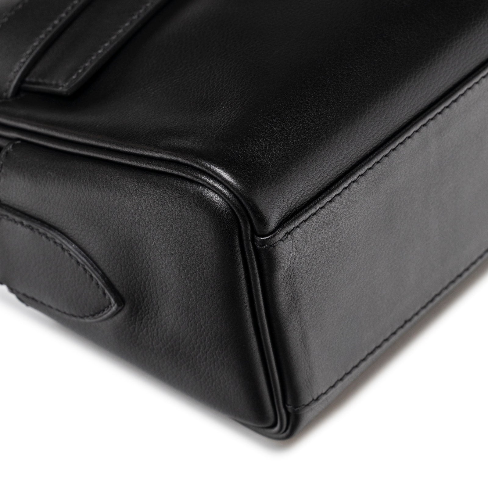 Close-up of corner and stitching detail on Hermès Kelly Messenger PM Black Evergrain Palladium Hardware bag