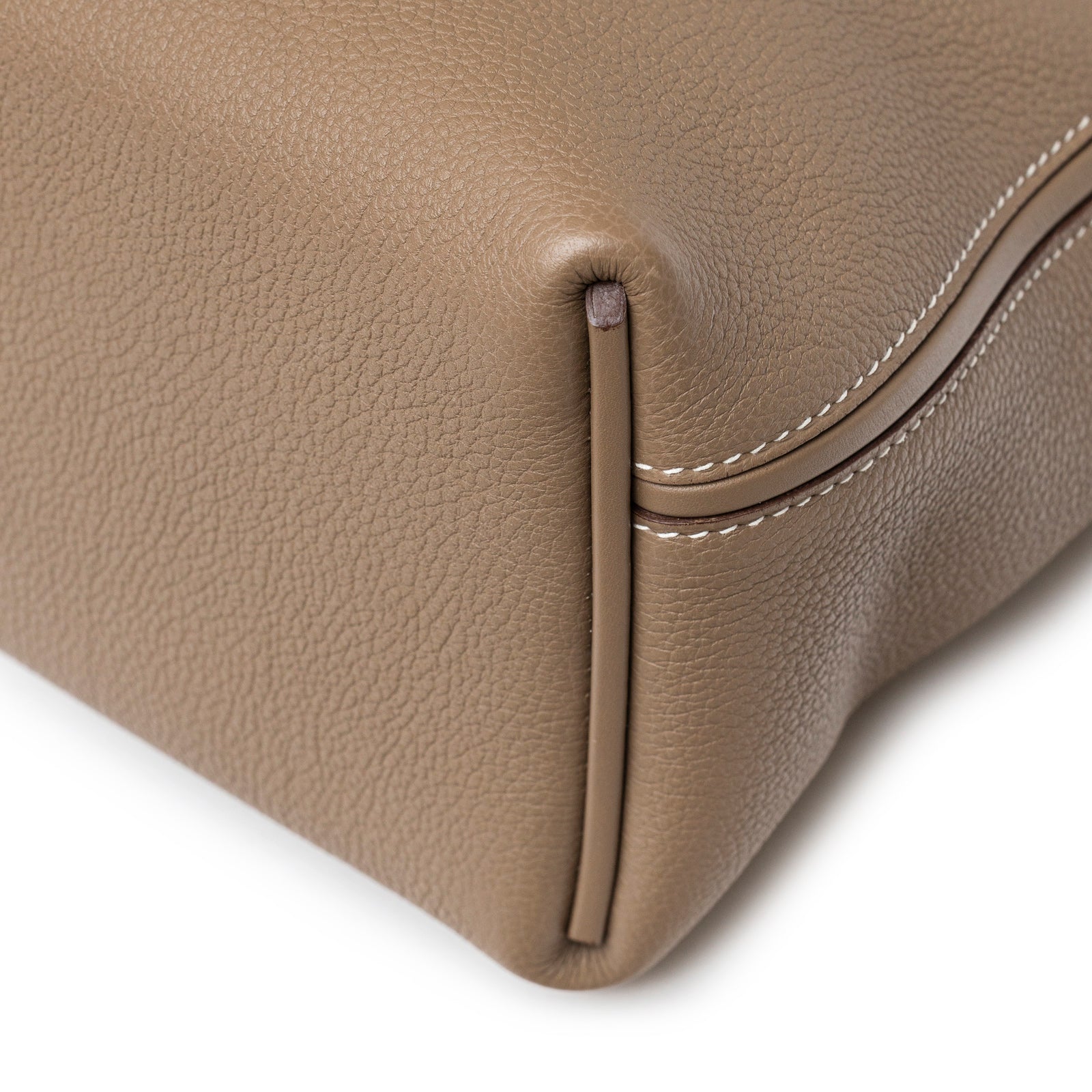 Close-up of corner stitching and smooth Etoupe leather texture on Hermès 24/24 29 Etoupe Togo and Swift Gold Hardware