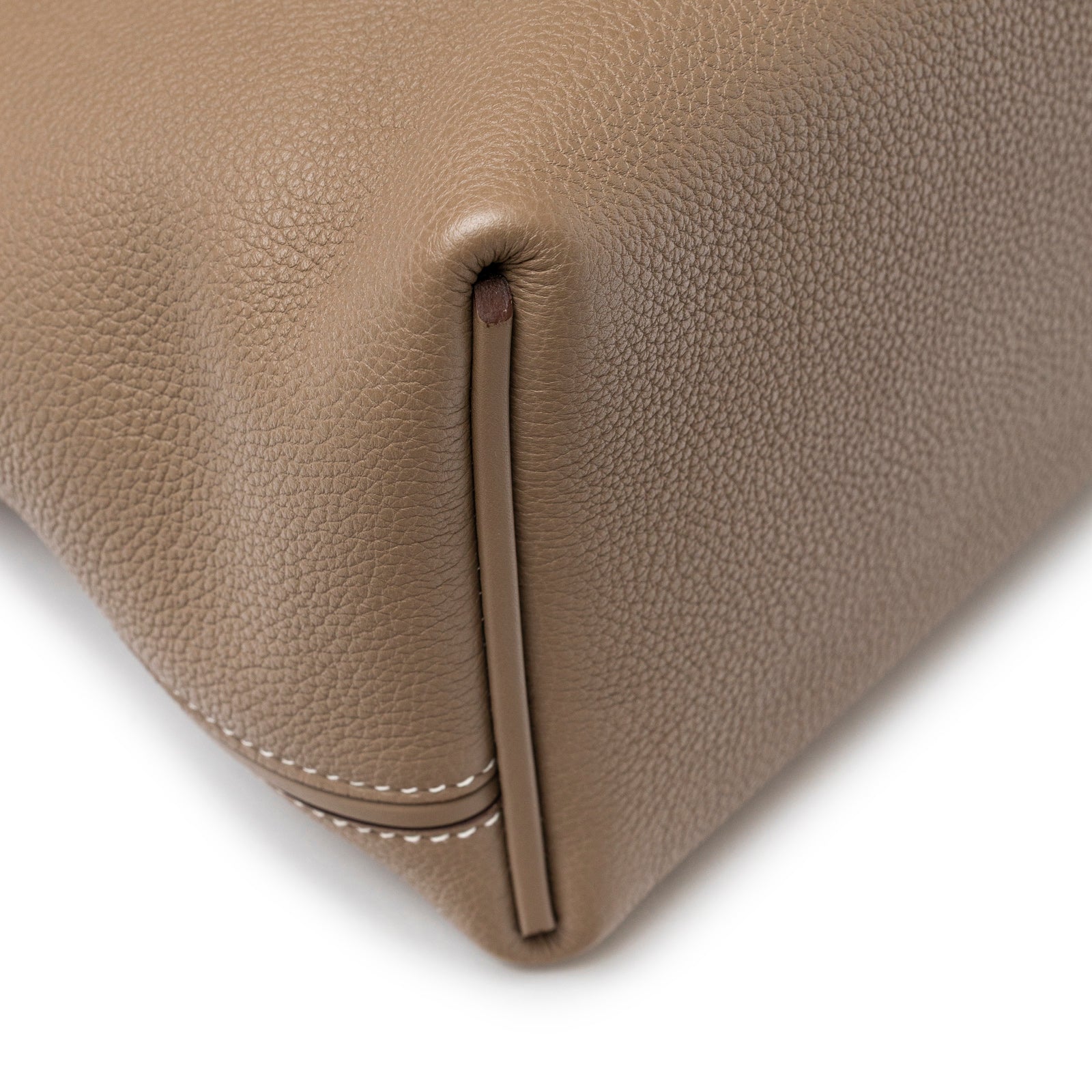 Close-up of corner stitching and textured Etoupe Togo leather on Hermès 24/24 29 Etoupe Togo and Swift Gold Hardware bag