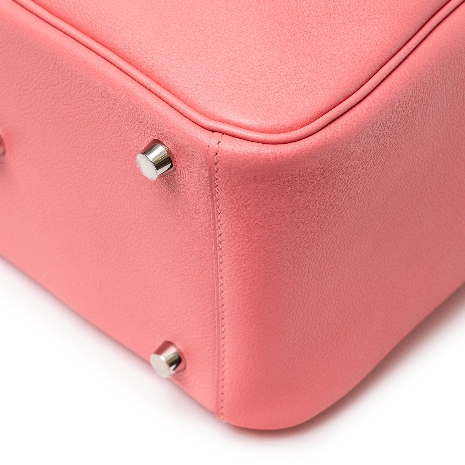 Close-up of bottom corner showing Hermès Lindy 26 Rose Azelee Evercolor Palladium Hardware details and stitching