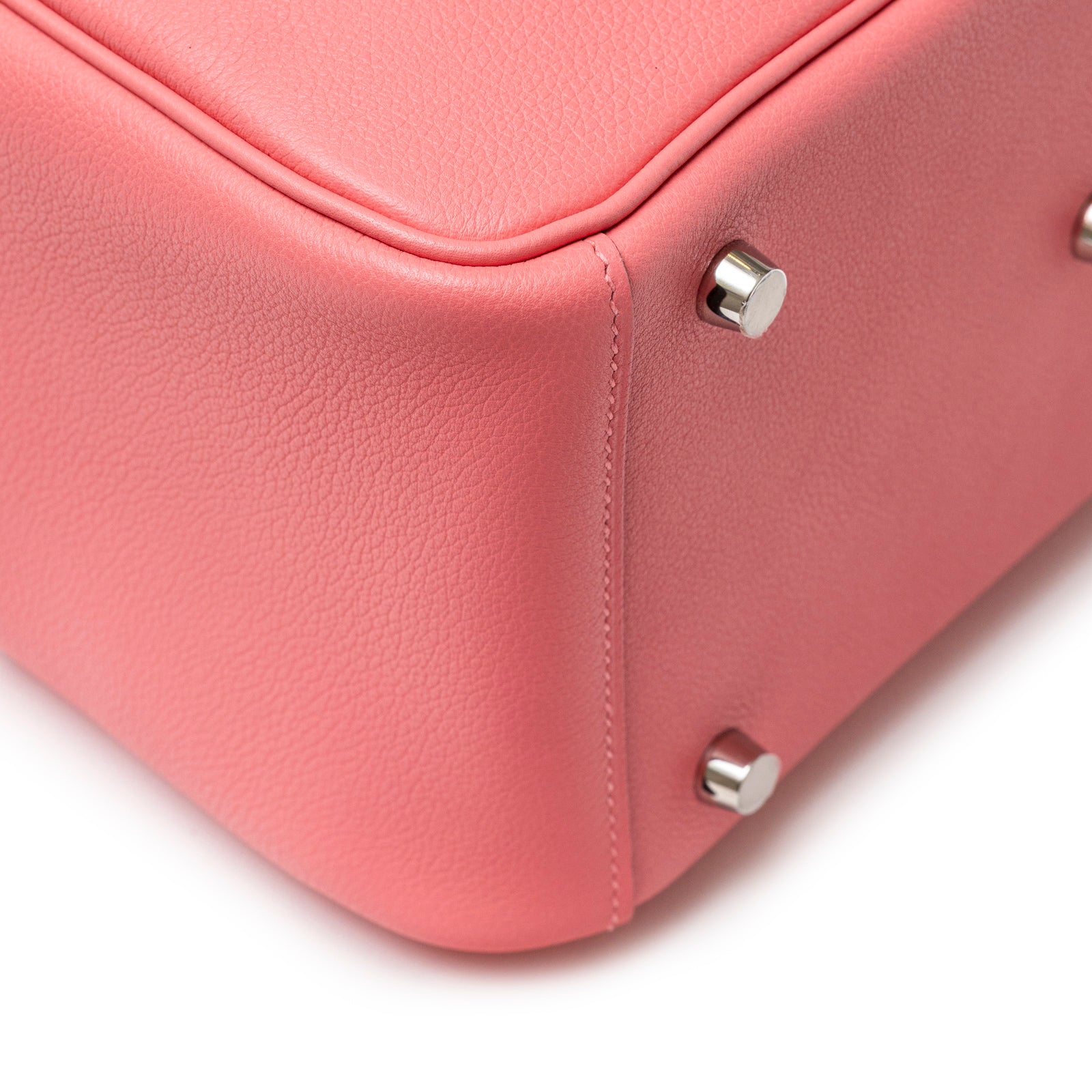 Close-up of bottom corner showing rose Azelee Evercolor leather and palladium hardware feet on Hermès Lindy 26 Rose Azelee Evercolor Palladium Hardware