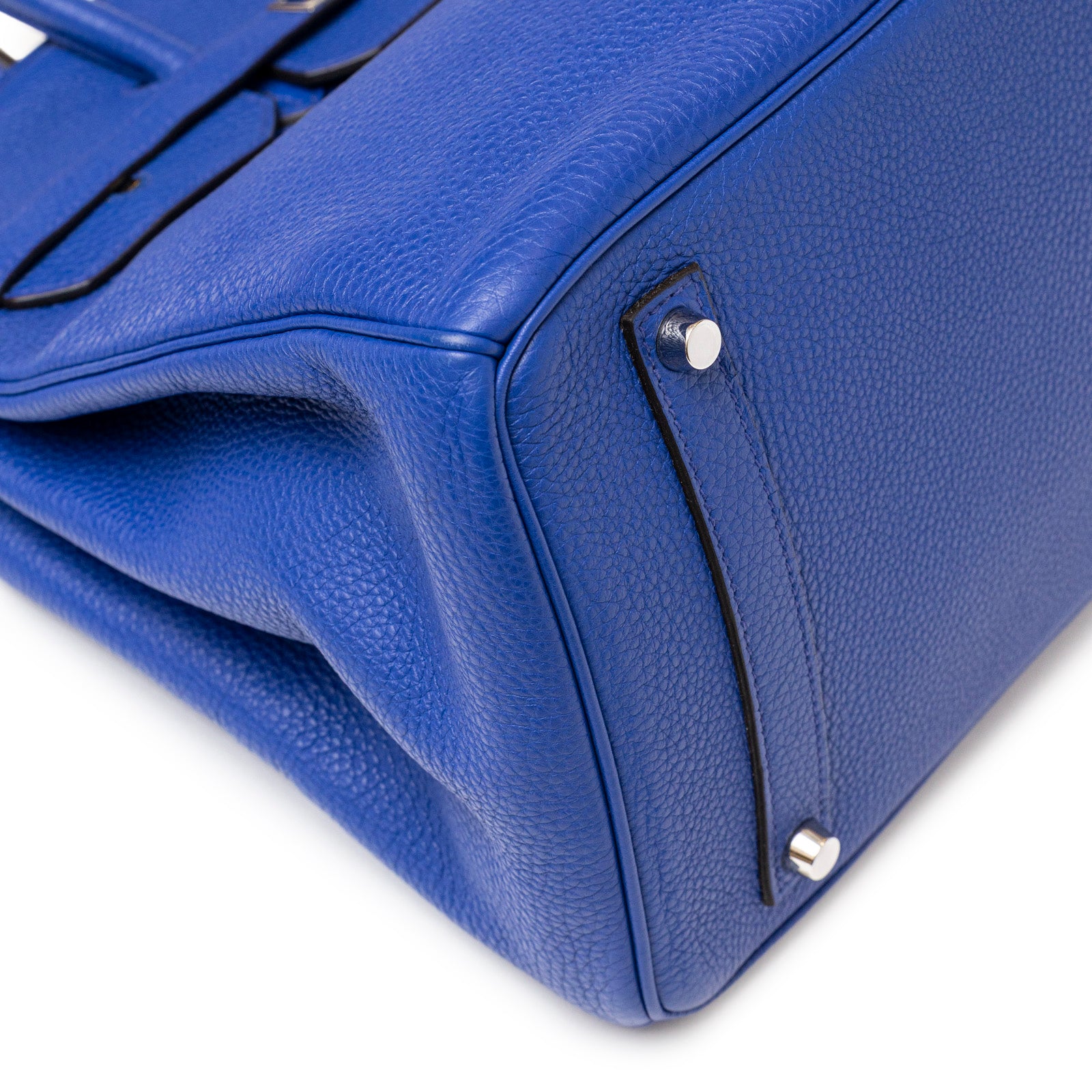 Close-up of textured blue leather corner with silver hardware of Hermès Birkin 35 Blue Electric Togo Palladium Hardware bag