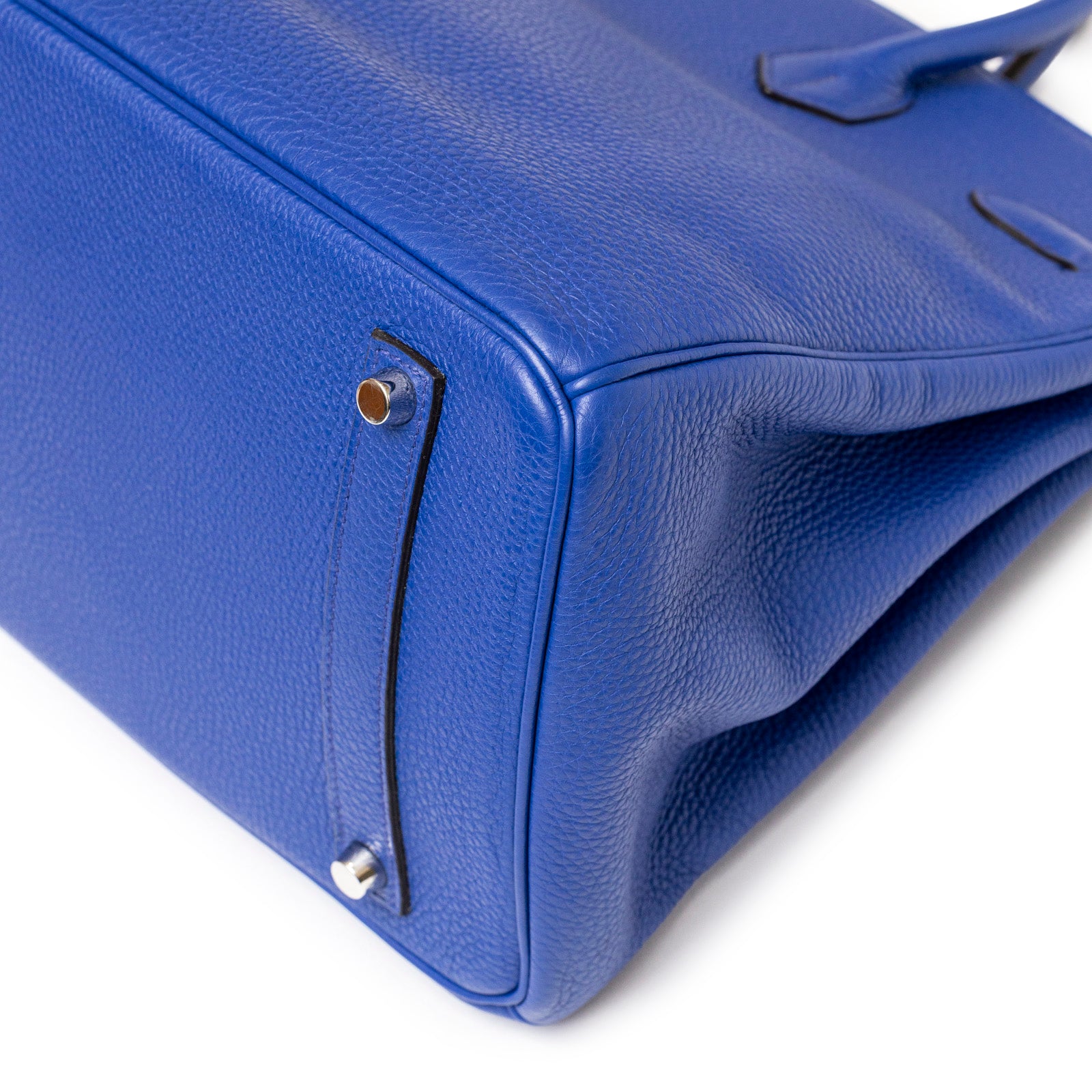 Close-up of the corner and hardware details on the Hermès Birkin 35 Blue Electric Togo Palladium Hardware handbag
