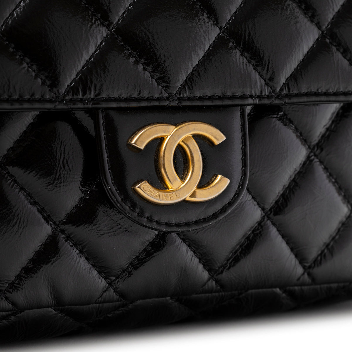 Chanel Wavy CC Hobo Small Shiny Quilted Black Calf Gold Hardware gold CC clasp close-up