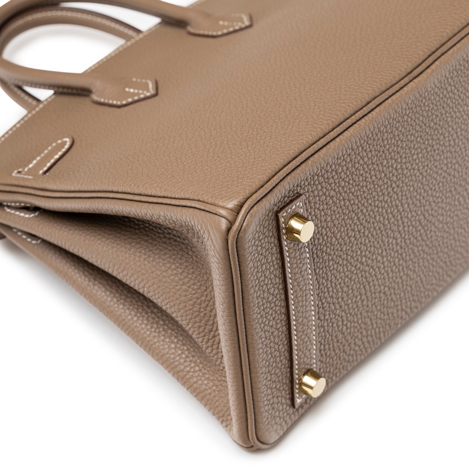 Close-up of bottom corner and gold feet showing pebbled texture on Hermès Birkin 25 Etoupe Togo Gold Hardware