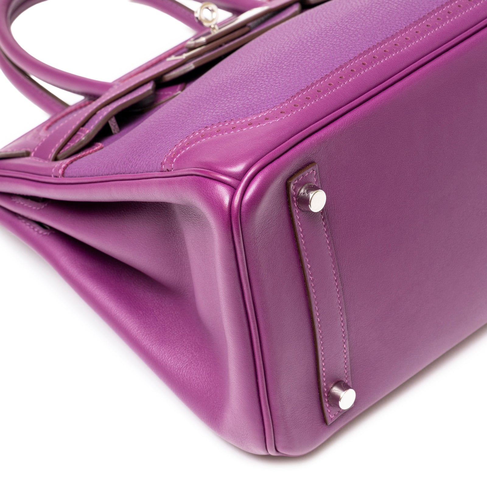 Bottom corner view of Hermès Birkin 30 Ghillies Anemone Togo Swift Palladium Hardware showing smooth leather and metal feet