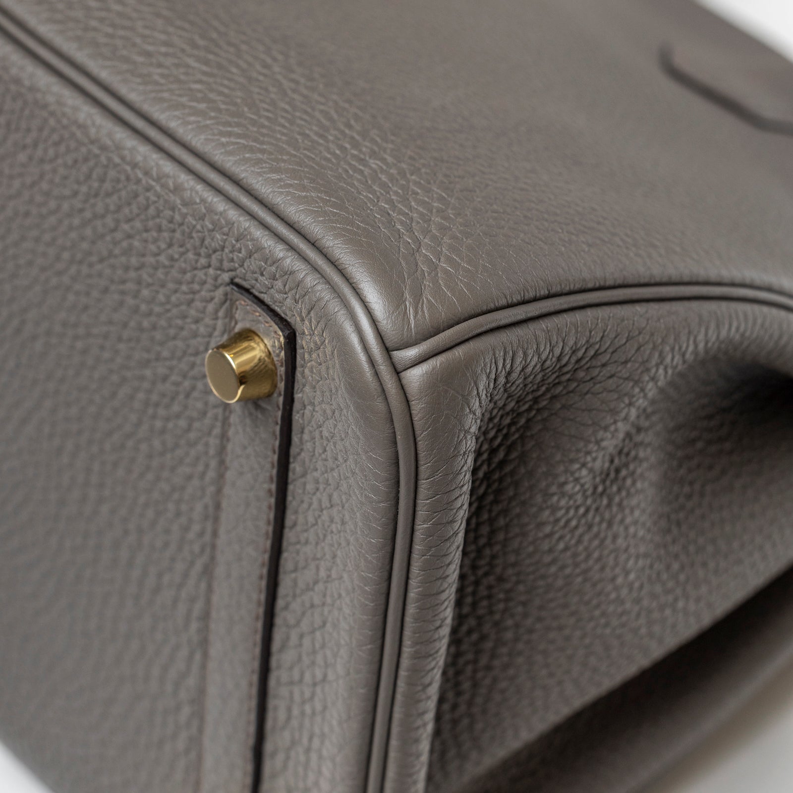 Close-up of corner detail and gold hardware on Hermès Birkin 30 Gris Meyer Togo Gold Hardware handbag