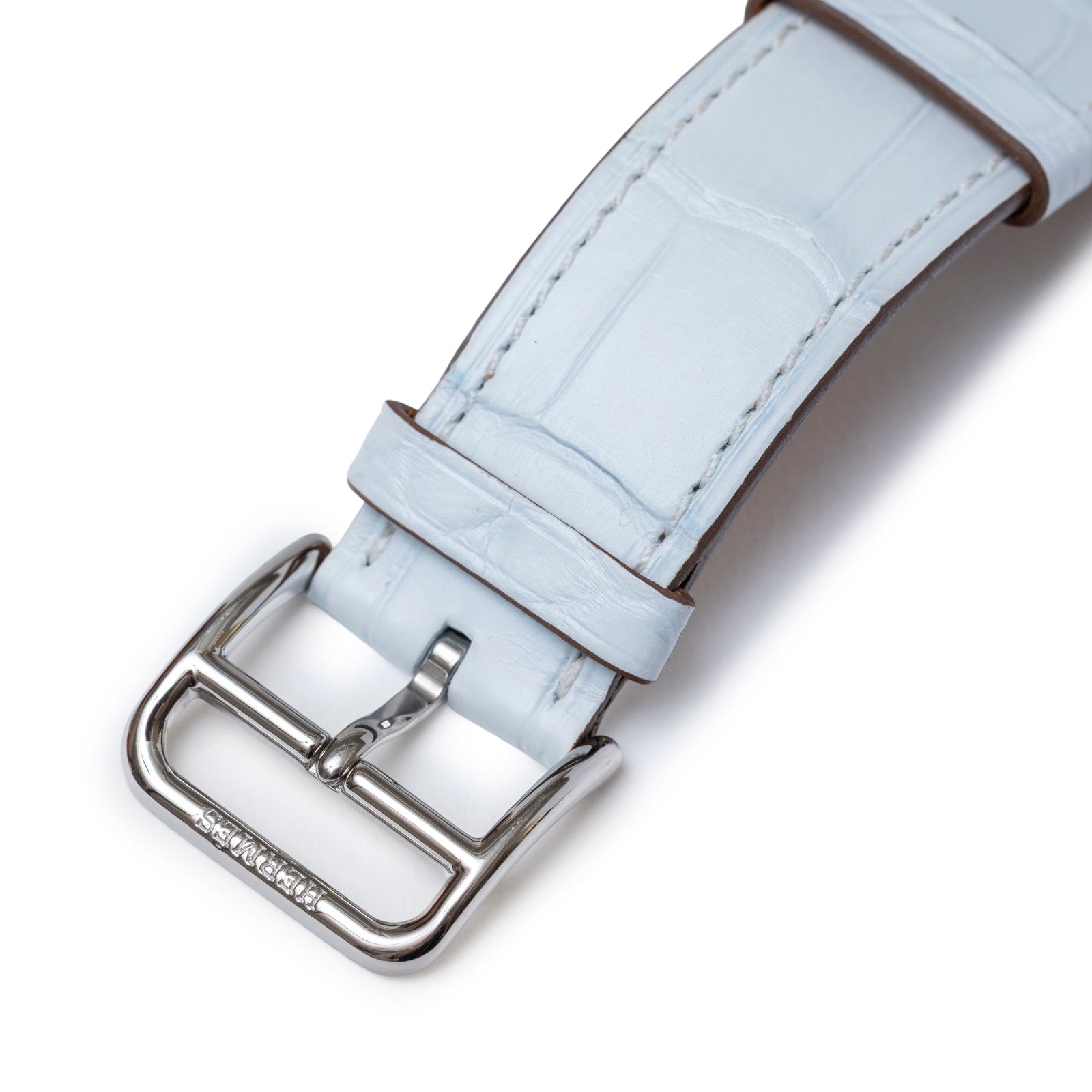 Close-up of the Hermès Cape Cod Automatic Watch Large Model Blue Brume Matte Alligator buckle and blue alligator strap details