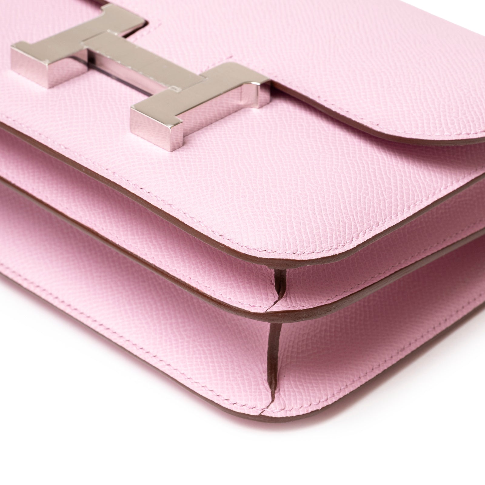 Close-up angled view of Hermès Constance 18 Mauve Sylvester Epsom Palladium showing leather texture and edges