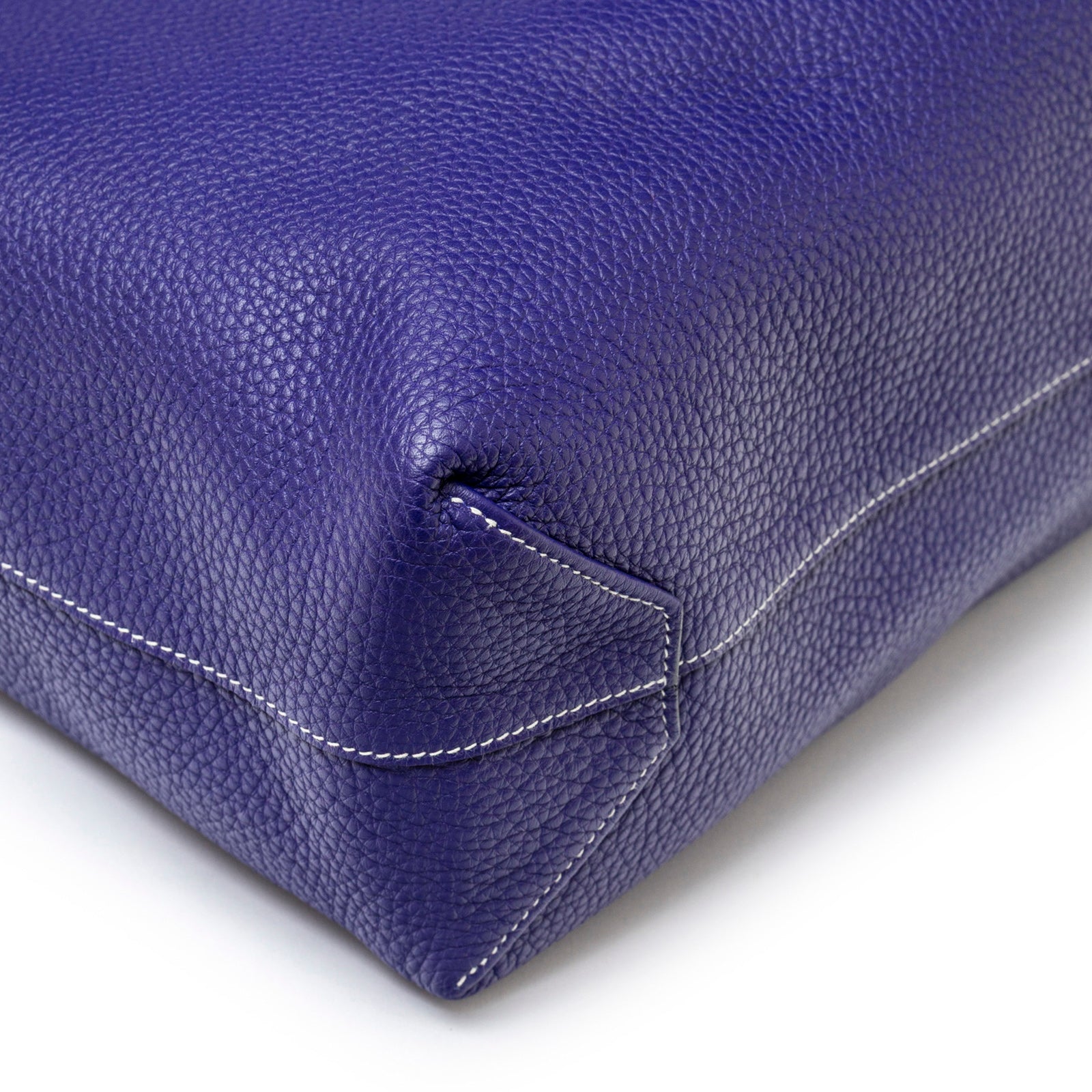 Close-up of corner stitching and texture on Hermès Double Sens Reversible Bicolor Shoulder Bag Clemence Violet/Blue leather