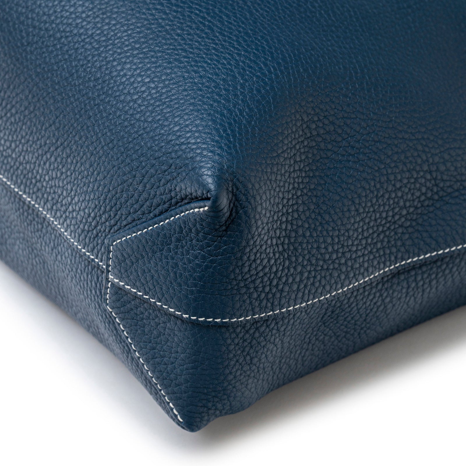 Close-up of navy leather corner with detailed white stitching on Hermès Double Sens Reversible Bicolor Shoulder Bag Clemence Violet/Blue