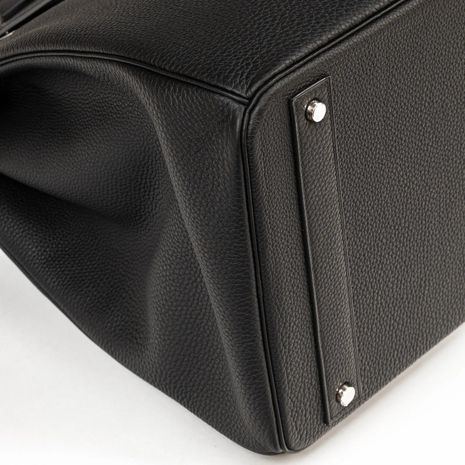 Close-up of base corner with palladium feet on Hermès Hac Birkin 40 Black Togo Palladium Hardware.