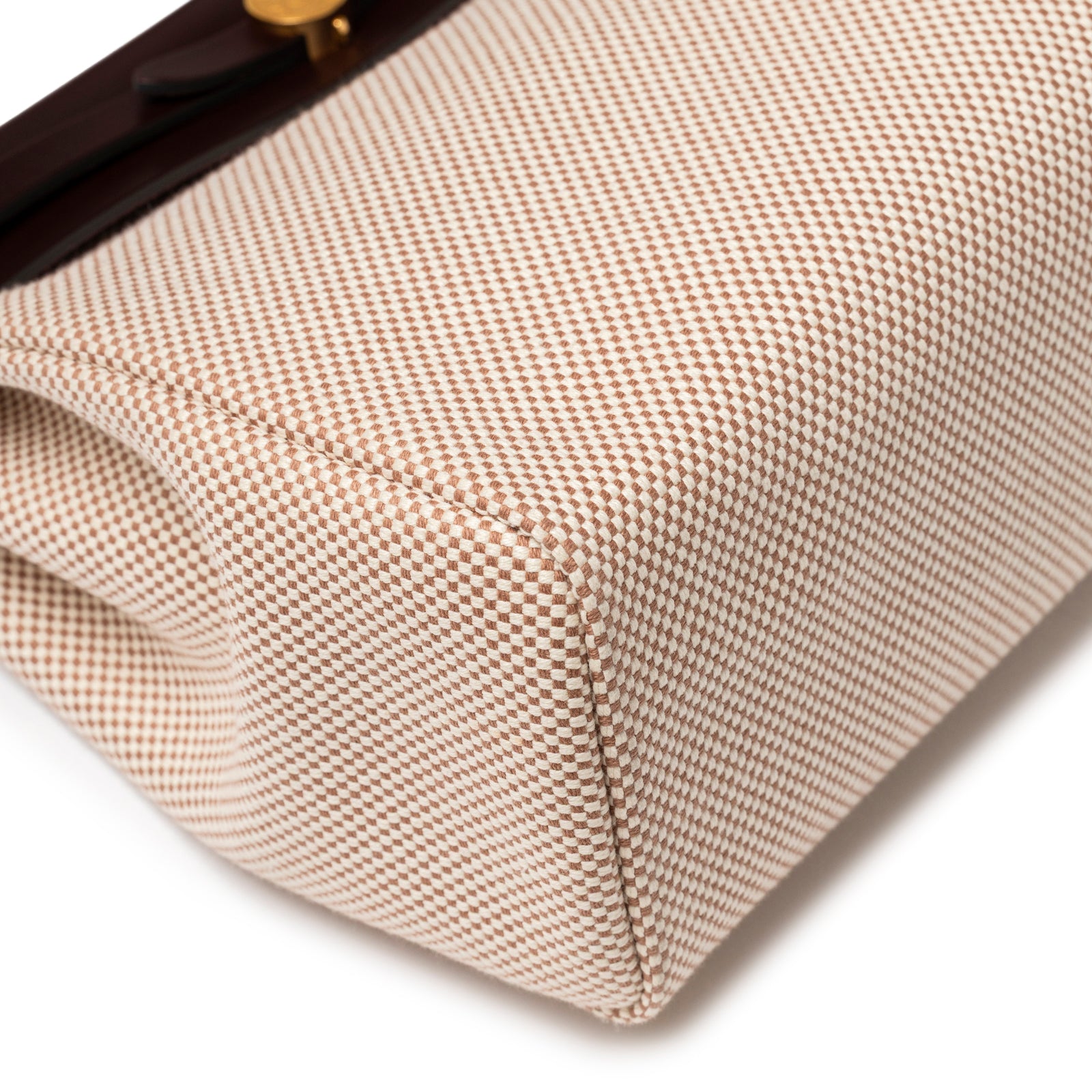 Close-up of bottom corner and finely woven beige and ecru canvas on Hermès Herbag Zip PM 31 Ecru and Beige Toile H Ebene Hunter Gold Hardware