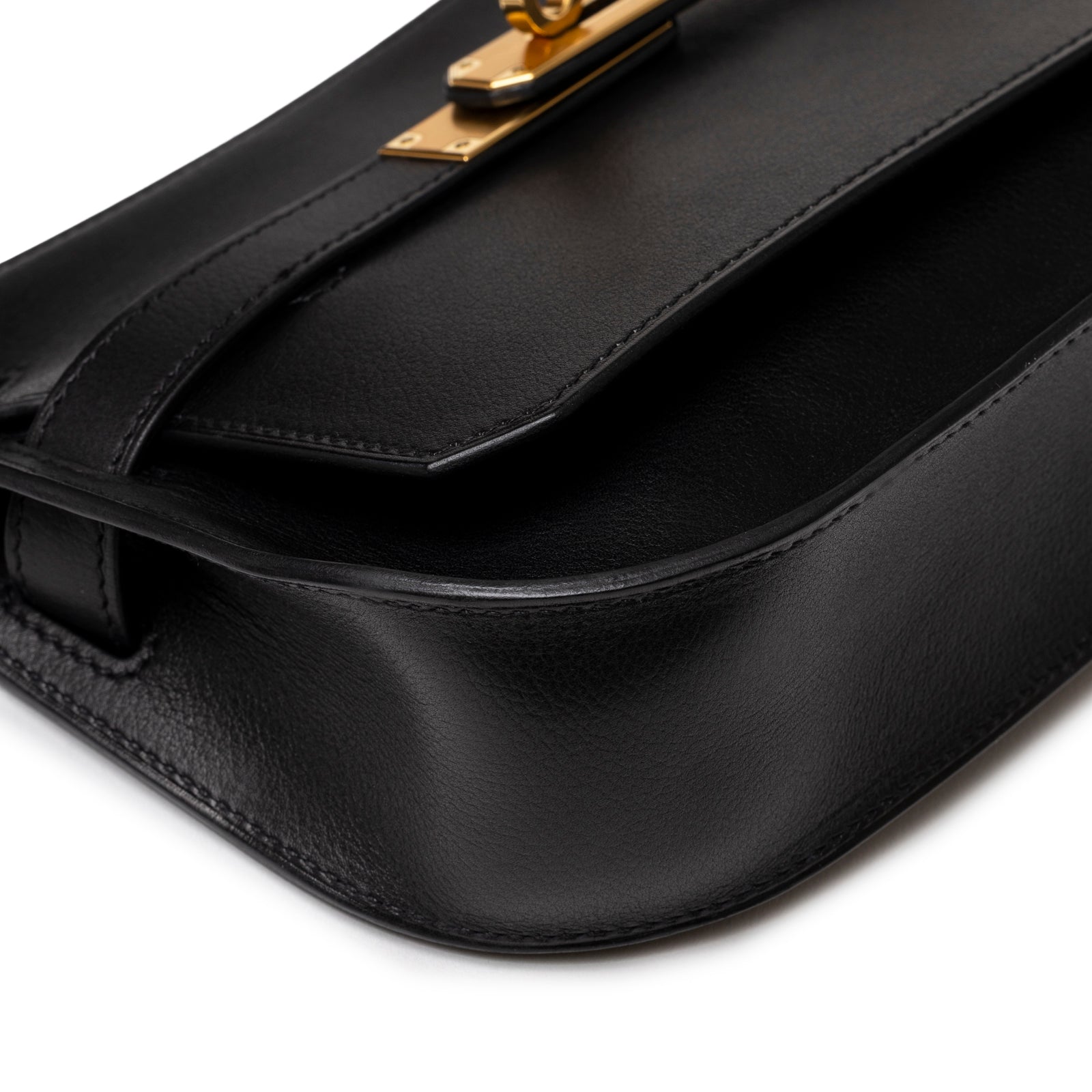 Close-up of inner side and curved leather edge on Hermès Jypsiere Mini Black Evergrain Gold Hardware handbag