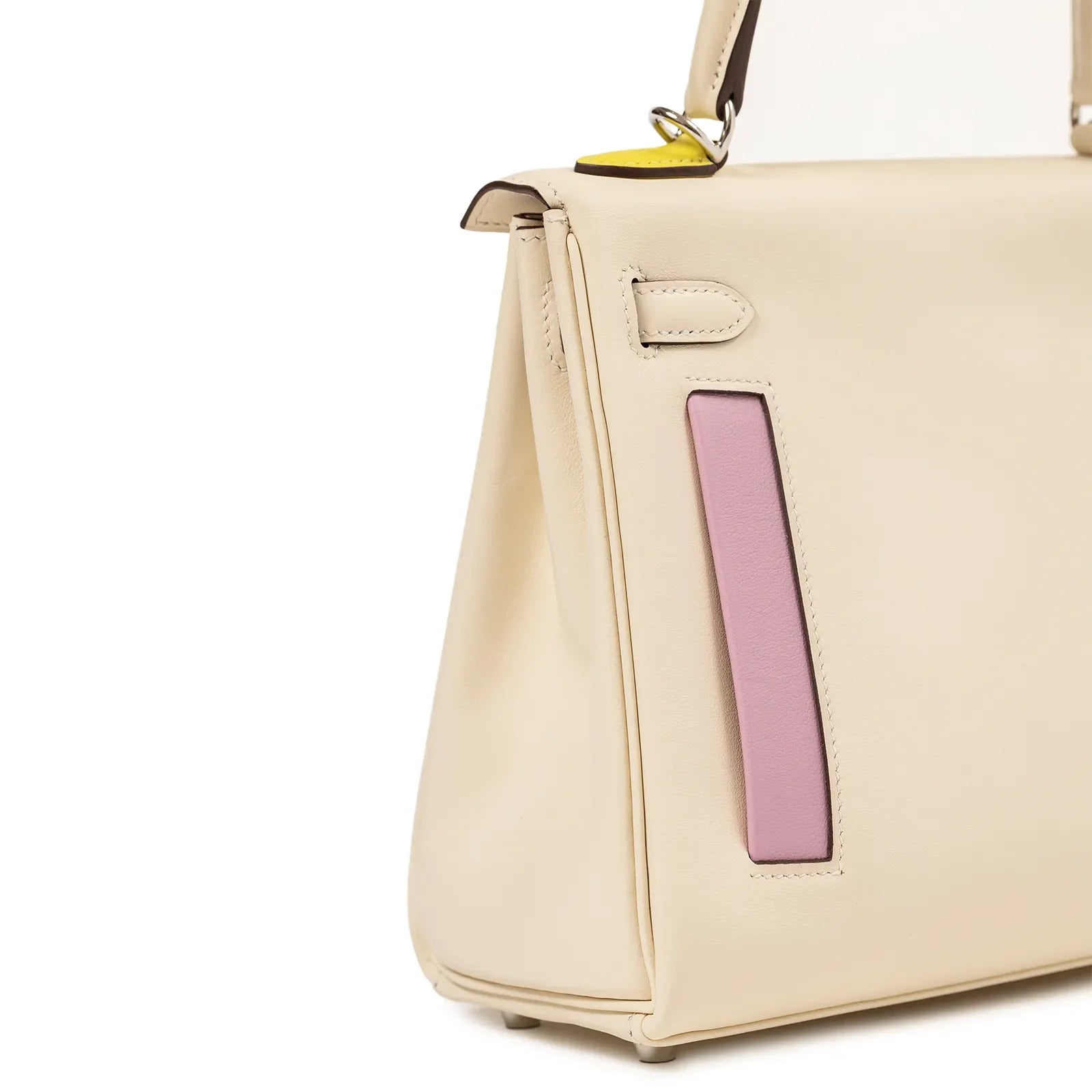 Close-up side view of Hermès Kelly 25 in soft nata leather with mauve Sylvestre accent detail