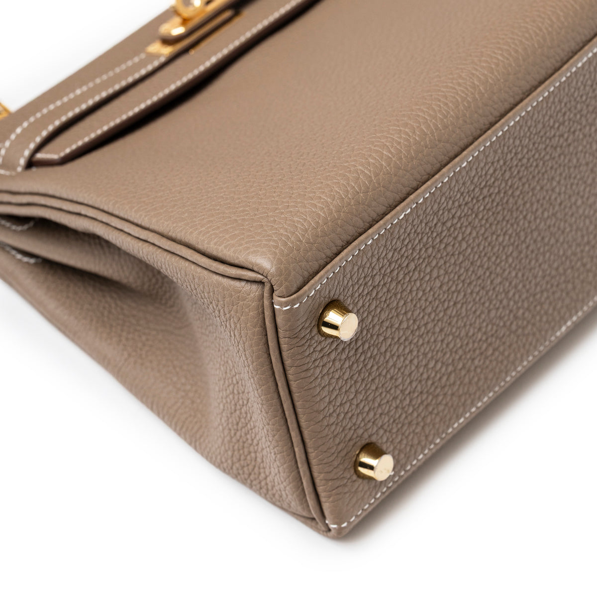Hermès Kelly 25 Retourne Etoupe Togo Gold Hardware bottom corner close-up with gold feet