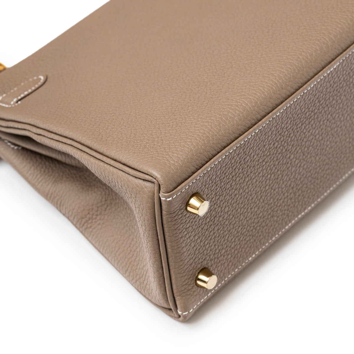 Hermès Kelly 25 Retourne Etoupe Togo Gold Hardware bottom corner with gold feet